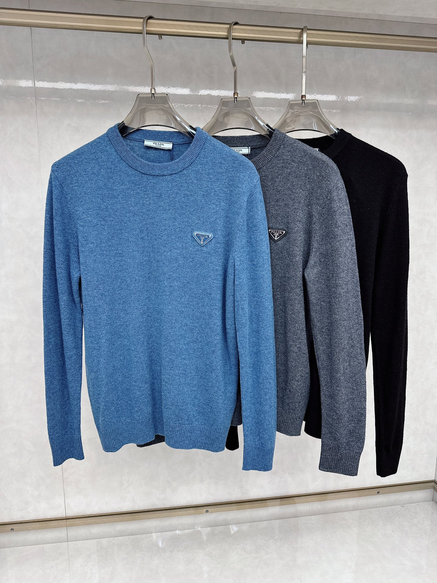 NO:524797,Prada 3 standards are complete, exquisite round-neck sweater, fine wool-blend sweater, high-end customized products series for men and women, affiliated with the brand's high-end main line, patented top yarn blend, explaining conventional styles with innovation, fabric configuration is even more subversive, the details are remarkable, the most anticipated sweater in 25 autumn and winter, full of high-end feeling, brand designated Zhejiang processing factory, super cost-effective, Meili wool yarn is of excellent quality, super soft, delicate, soft and not pilled and not deformed, major counters simultaneously launched on sale, one must be released every year The product seems simple, the process is extremely complex, and the upper body is not picky, the upper body is extremely skin-friendly and comfortable, you can wear a single outer jacket in close-fitting or single outerwear Number M L XL 2XL 3XL,,prada,prada,jackets &  coats, sweaters, alexander wang19860909Prada 普拉达3标齐全 精美徽圆领毛衣 精品羊毛混纺毛衫 男女款高端定制臻品系列 隶属品牌高端主线 专利顶级纱线混纺 以创新来阐释常规款式 面料的配置更是颠覆常往 细节可圈可点 25秋冬季最值得期待的一款毛衣 满满的高级感 品牌指定浙江加工厂流出 性价比超高 美利羊毛纱线品质优良 手感超级柔软、细腻、柔软和不起球且不变形 各大柜台同步推出有售款 每年必出的的一款 商品看似简单 工艺极其复杂 而且上身不挑人 上身极致亲肤舒适 可贴身单穿外搭外套 也可单外穿 码数M L XL 2XL 3XL,,prada,prada,jackets & coats,sweaters,alexander wang,Men's clothing