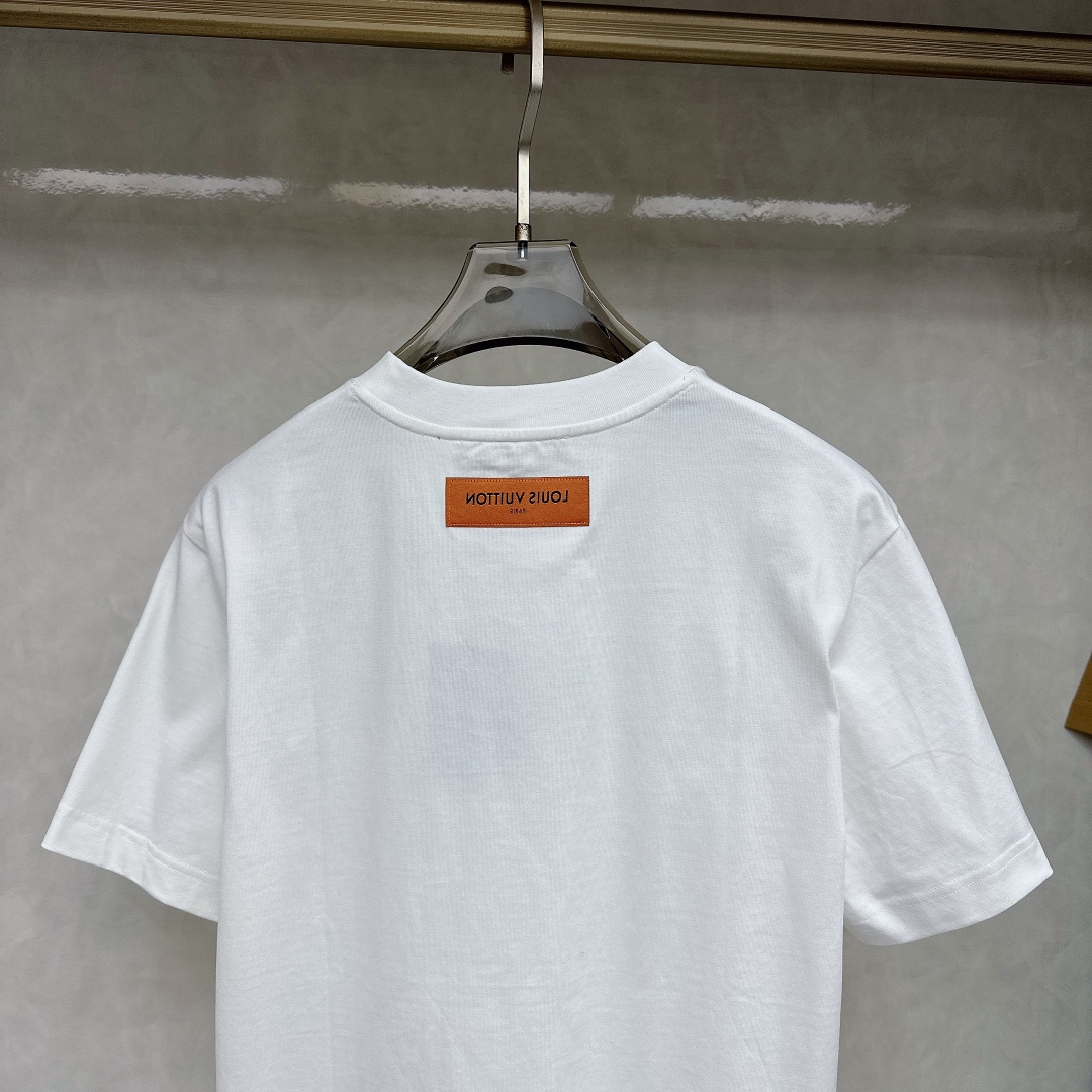  LV 2025ss春夏新款棉质圆领短袖T恤 胸前印花工艺 顶级丝光棉面料定制 标准版型
黑 白 卡其 