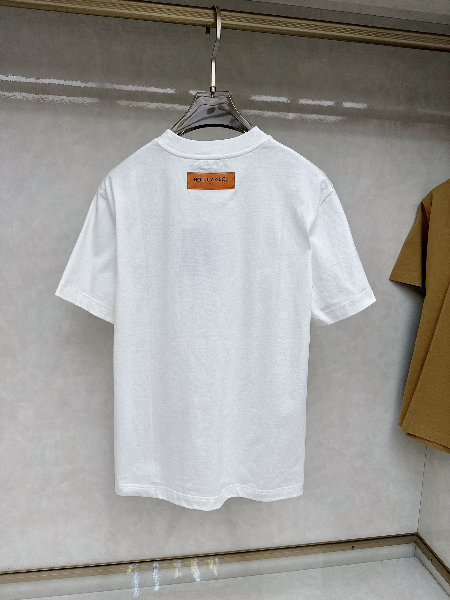  LV 2025ss春夏新款棉质圆领短袖T恤 胸前印花工艺 顶级丝光棉面料定制 标准版型
黑 白 卡其 