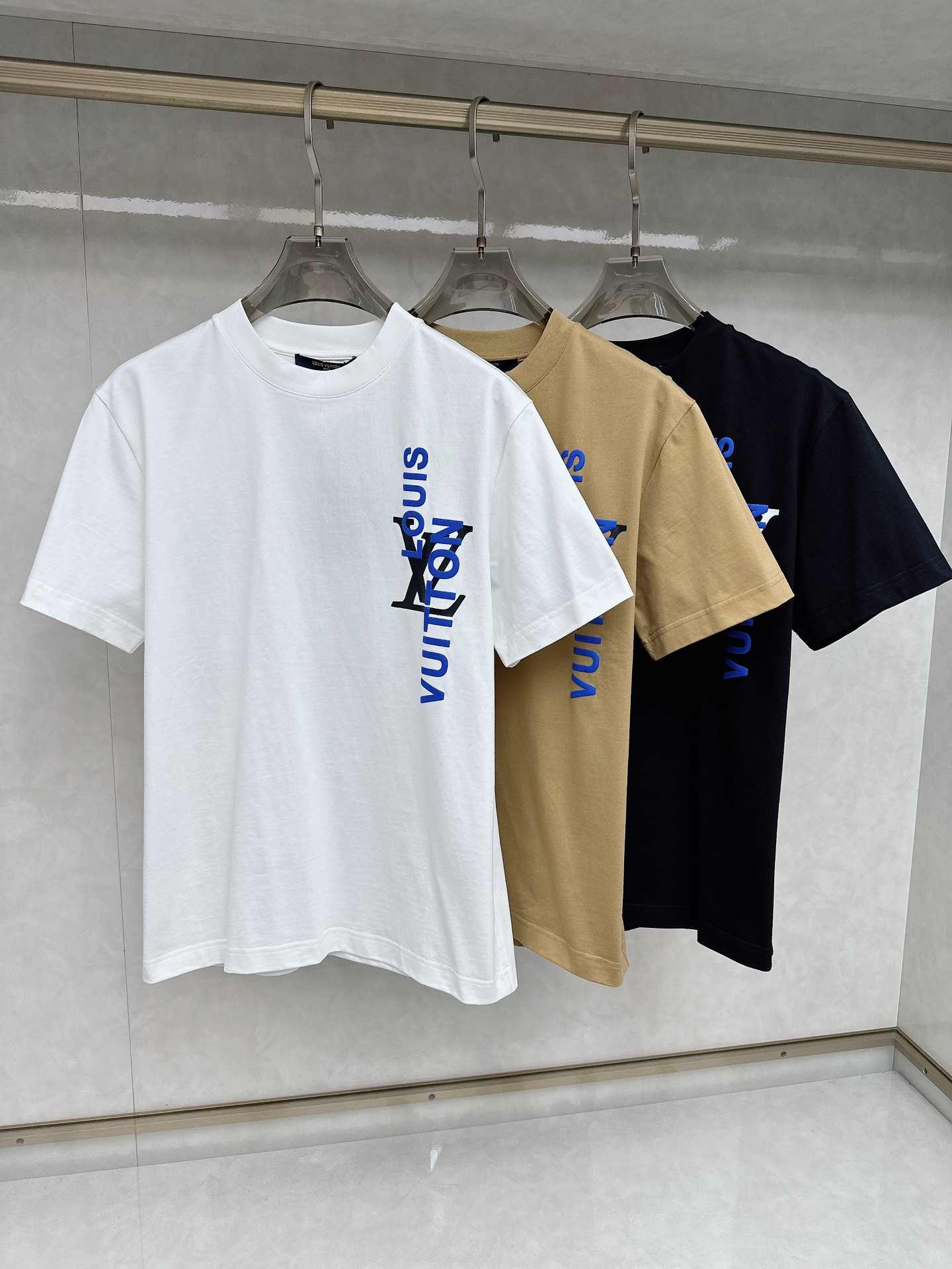  LV 2025ss春夏新款棉质圆领短袖T恤 胸前印花工艺 顶级丝光棉面料定制 标准版型
黑 白 卡其 