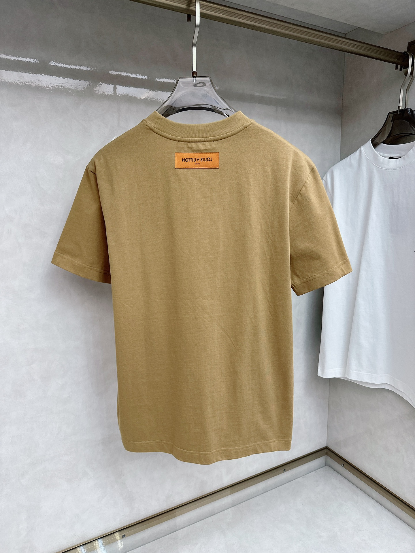  LV 2025ss春夏新款棉质圆领短袖T恤 胸前印花工艺 顶级丝光棉面料定制 标准版型
黑 白 卡其 