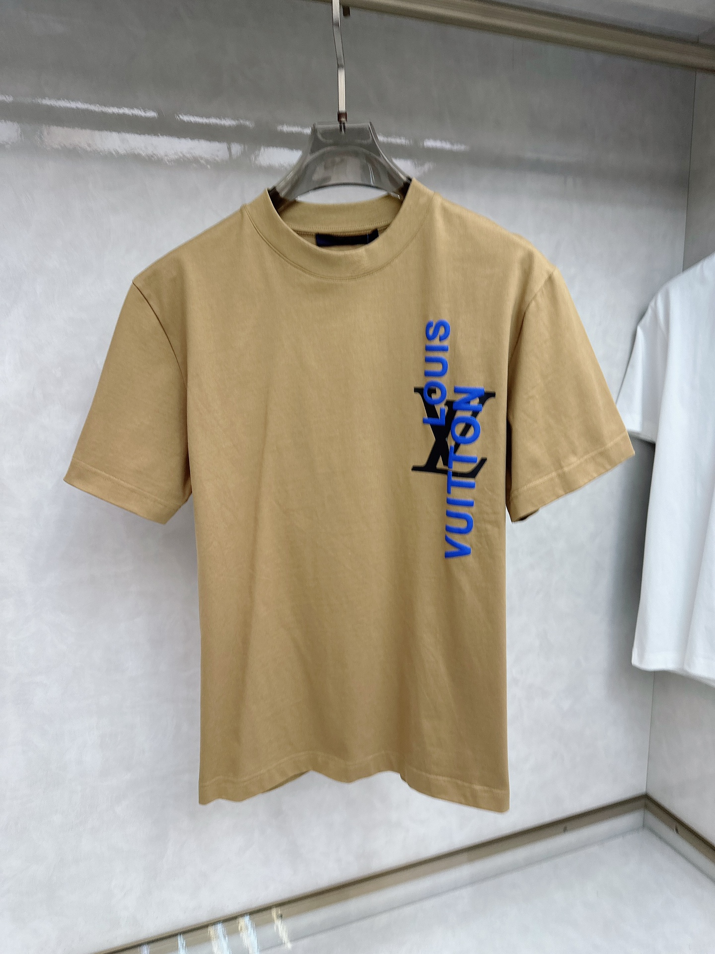  LV 2025ss春夏新款棉质圆领短袖T恤 胸前印花工艺 顶级丝光棉面料定制 标准版型
黑 白 卡其 