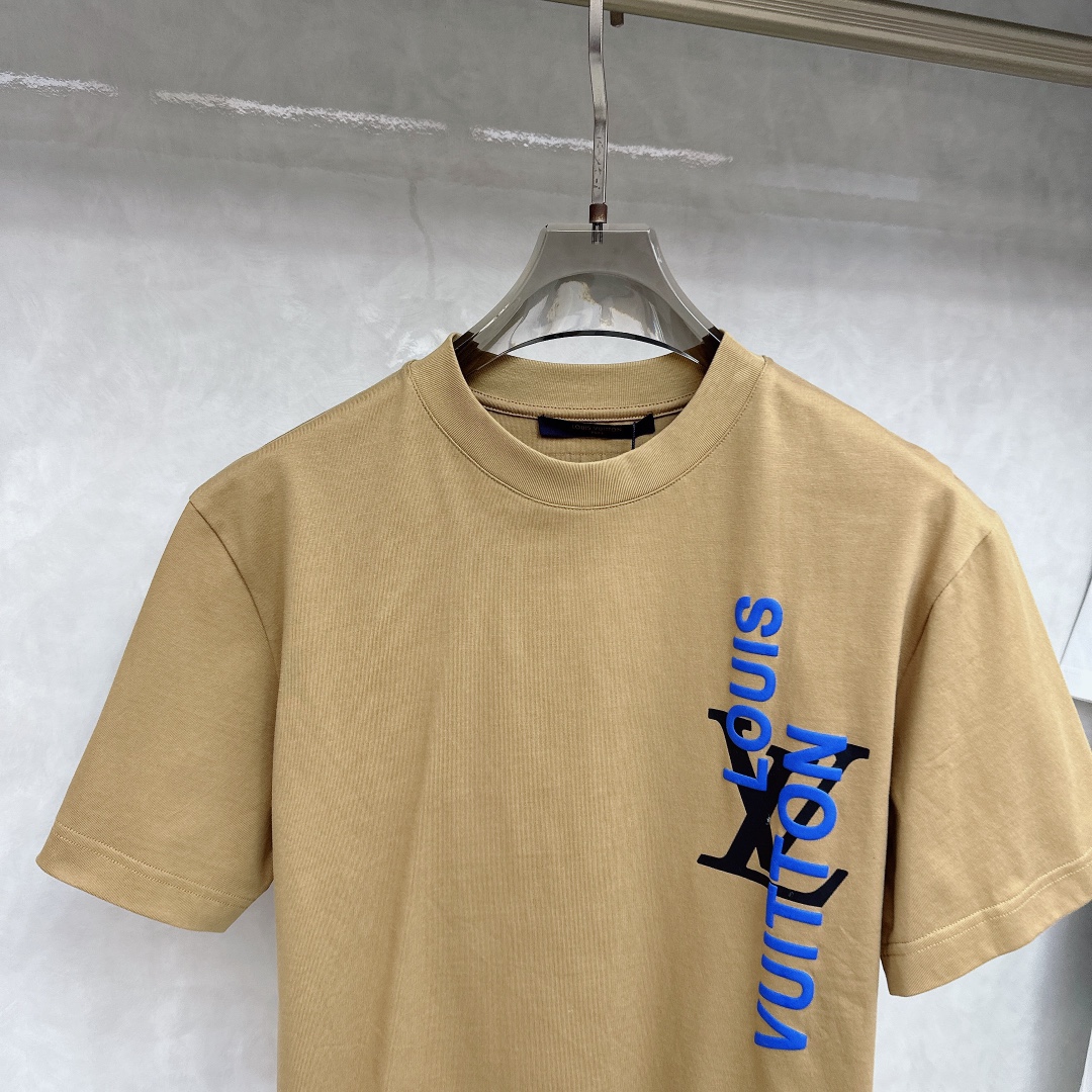 LV 2025ss春夏新款棉质圆领短袖T恤 胸前印花工艺 顶级丝光棉面料定制 标准版型
黑 白 卡其 