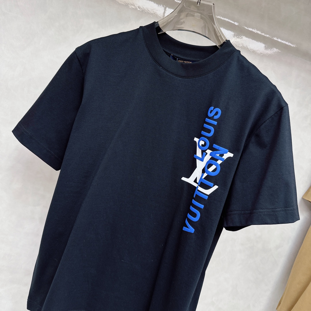  LV 2025ss春夏新款棉质圆领短袖T恤 胸前印花工艺 顶级丝光棉面料定制 标准版型
黑 白 卡其 