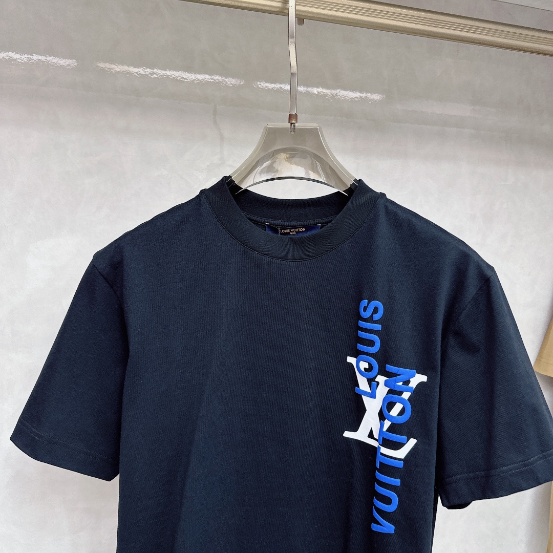  LV 2025ss春夏新款棉质圆领短袖T恤 胸前印花工艺 顶级丝光棉面料定制 标准版型
黑 白 卡其 