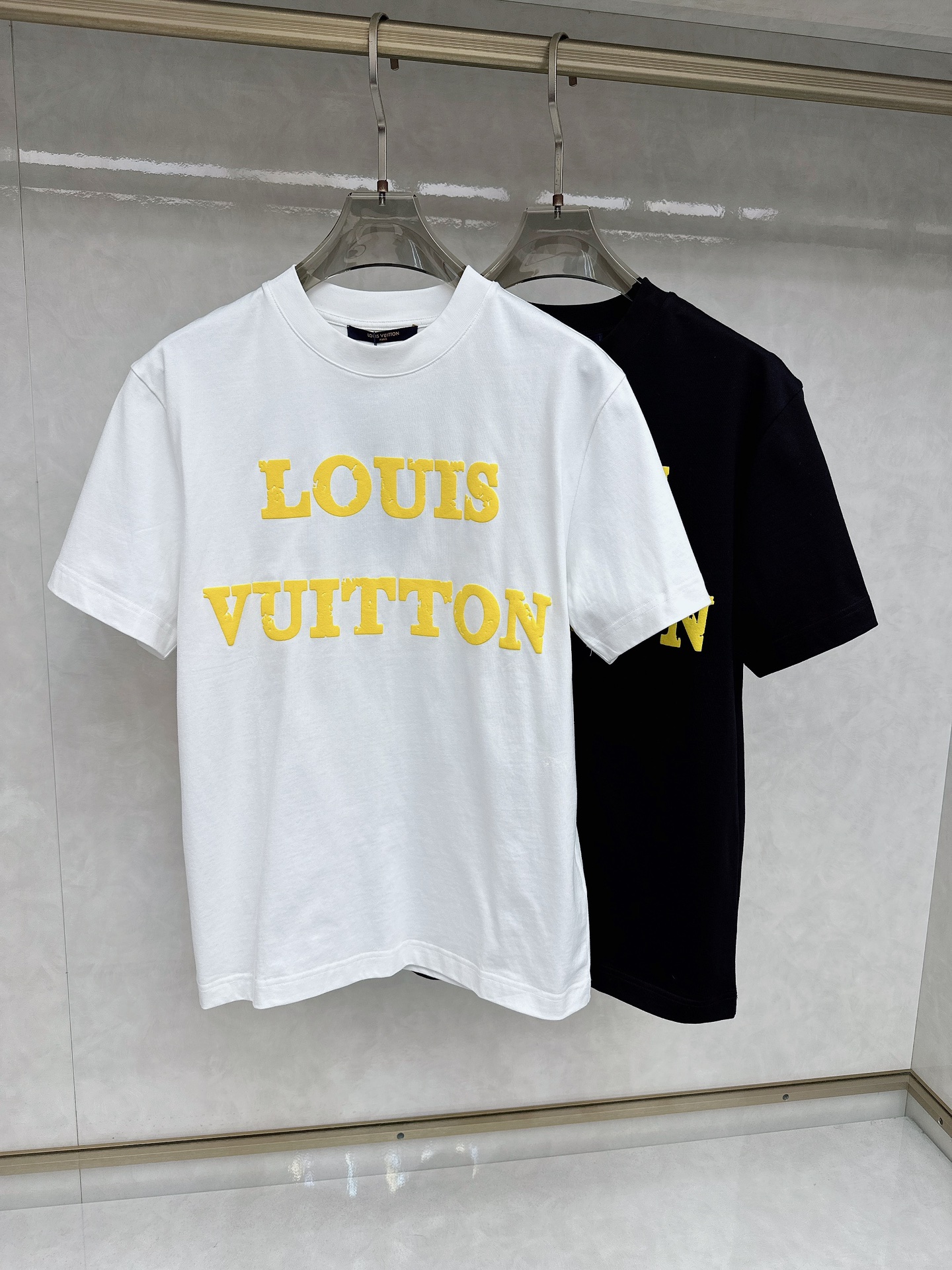  LV 2025早春 最新款短袖T恤，原标 定制面料，手感柔软，穿着舒适，做工精细.上身效果无敌帅气， 