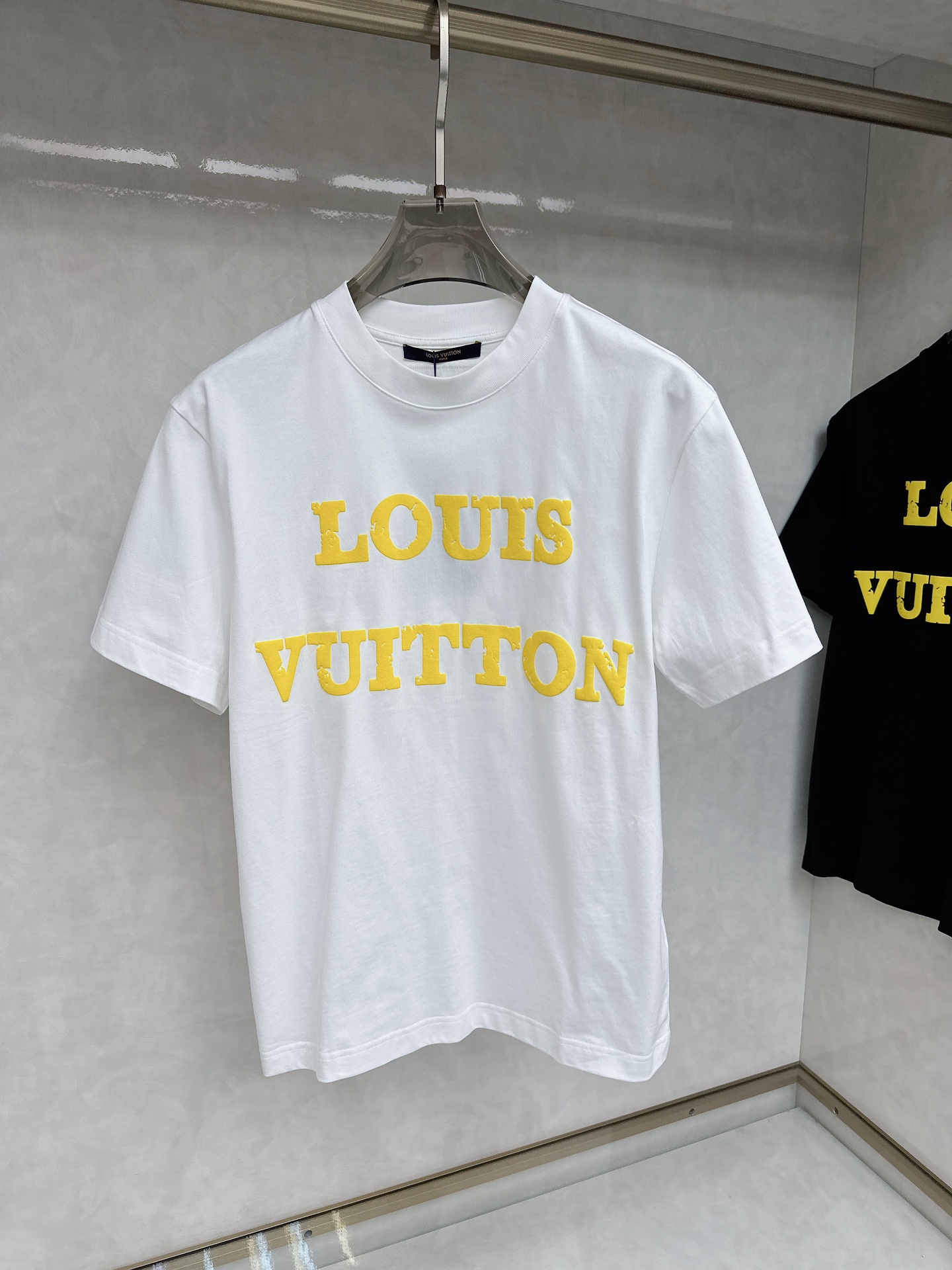  LV 2025早春 最新款短袖T恤，原标 定制面料，手感柔软，穿着舒适，做工精细.上身效果无敌帅气， 