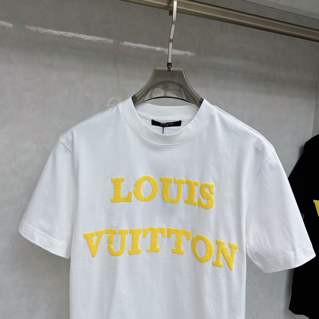  LV 2025早春 最新款短袖T恤，原标 定制面料，手感柔软，穿着舒适，做工精细.上身效果无敌帅气， 