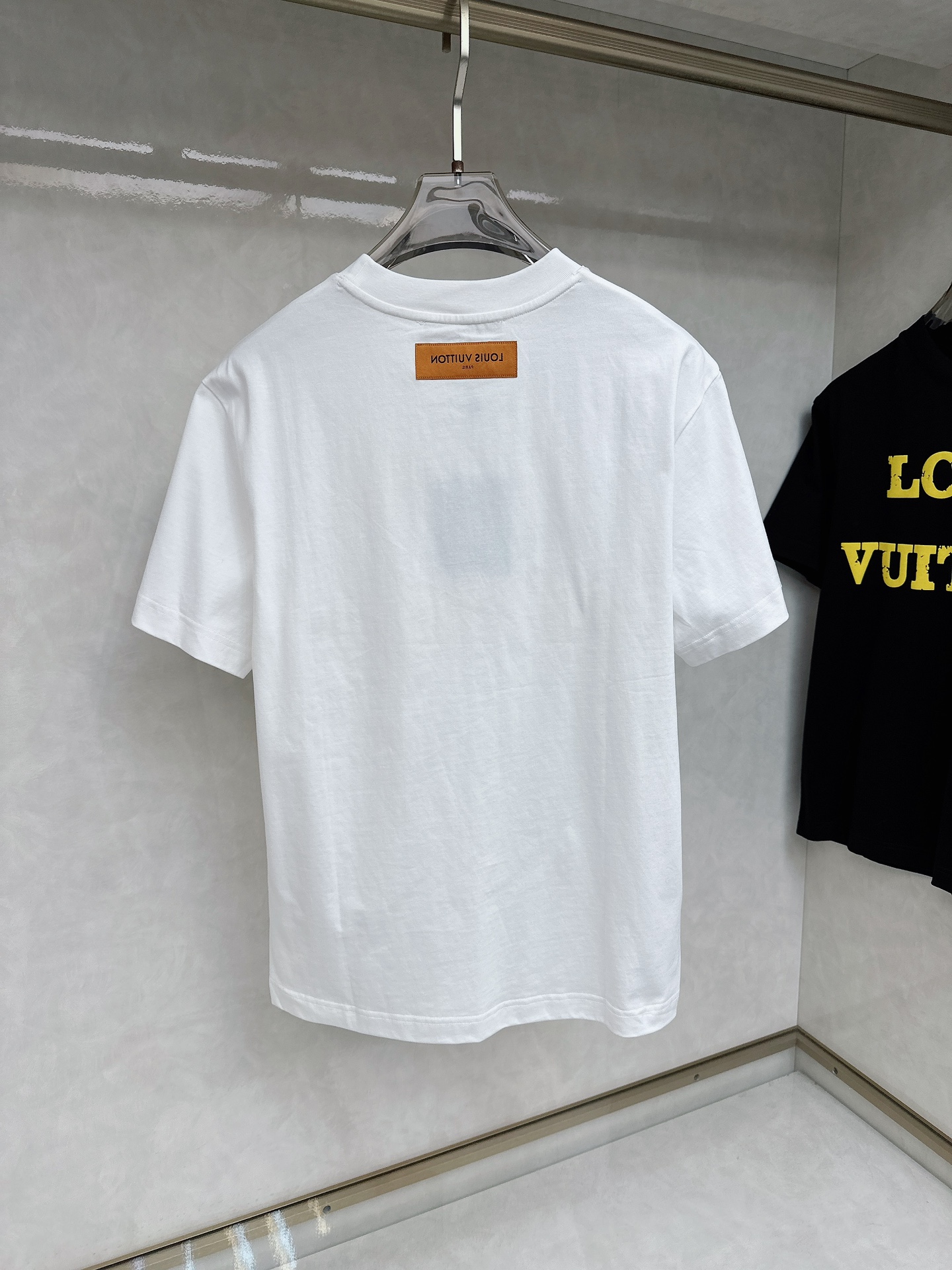  LV 2025早春 最新款短袖T恤，原标 定制面料，手感柔软，穿着舒适，做工精细.上身效果无敌帅气， 