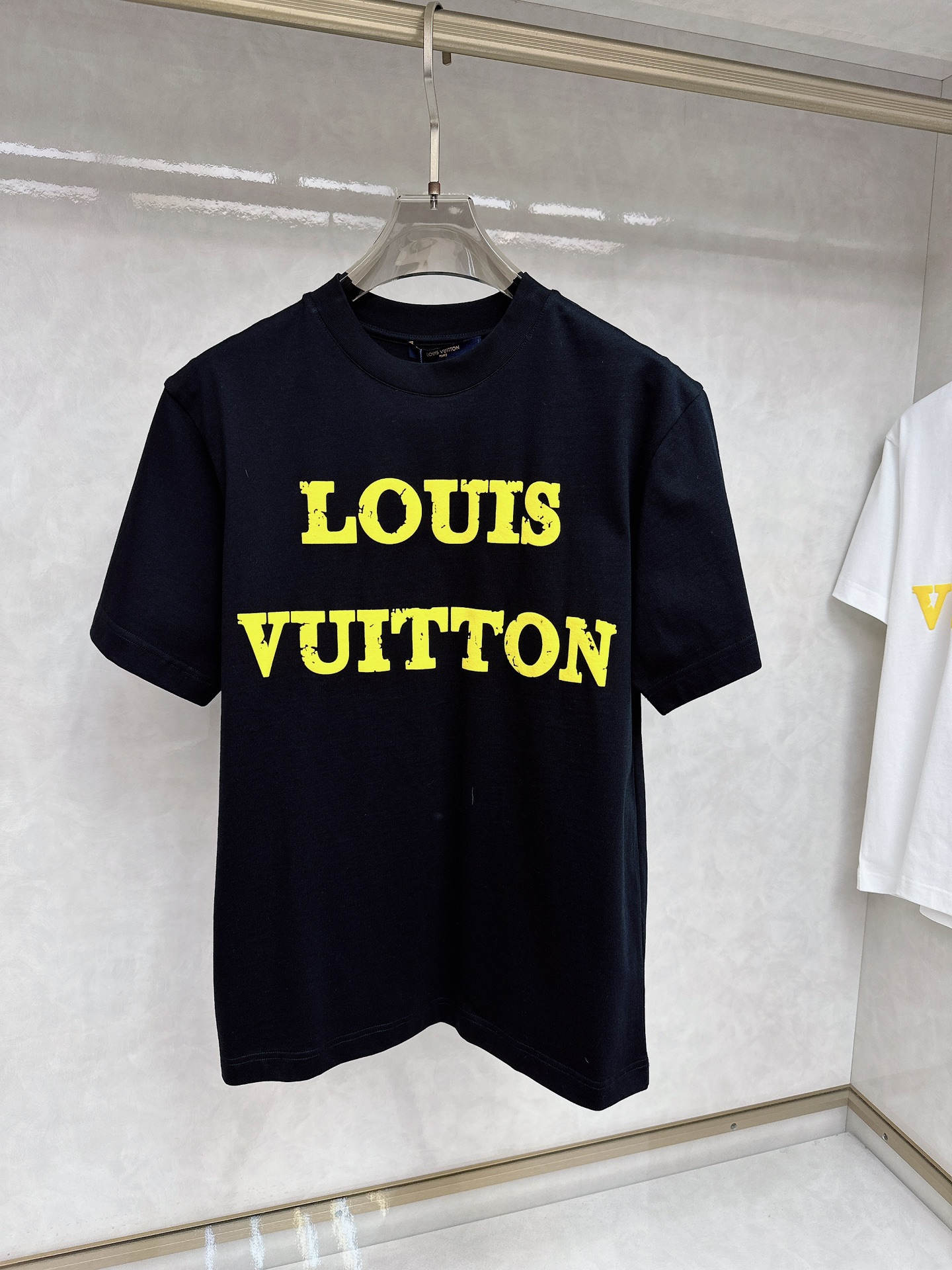  LV 2025早春 最新款短袖T恤，原标 定制面料，手感柔软，穿着舒适，做工精细.上身效果无敌帅气， 