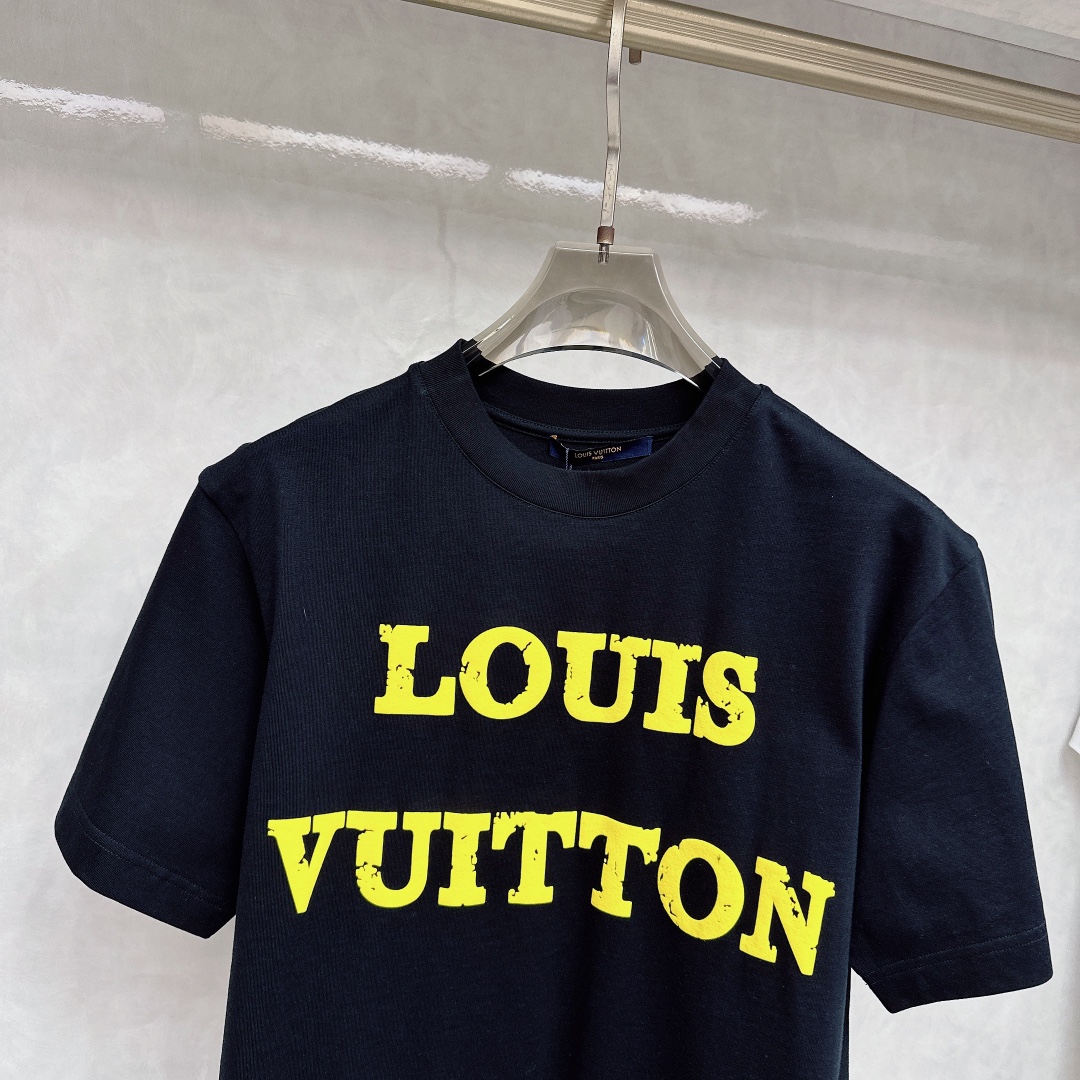  LV 2025早春 最新款短袖T恤，原标 定制面料，手感柔软，穿着舒适，做工精细.上身效果无敌帅气， 