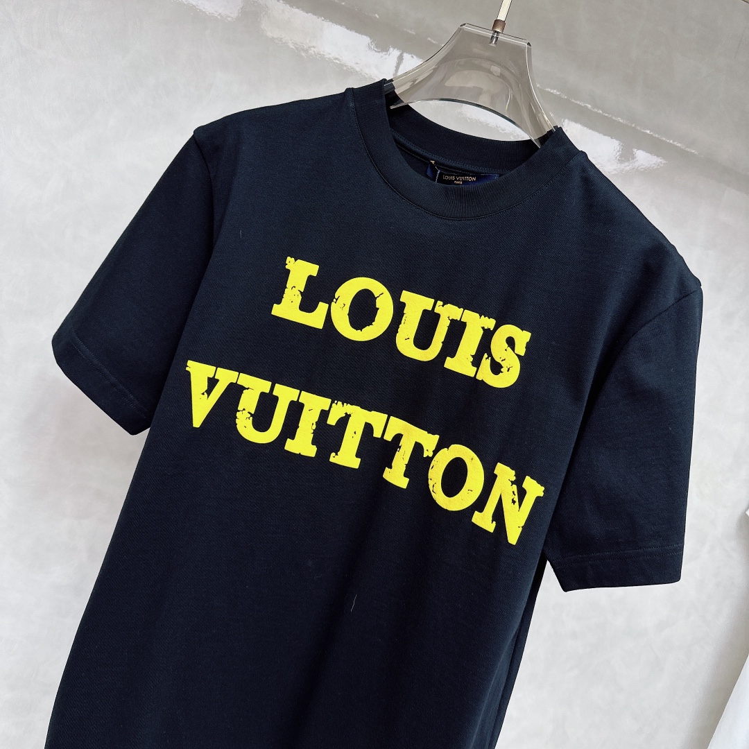  LV 2025早春 最新款短袖T恤，原标 定制面料，手感柔软，穿着舒适，做工精细.上身效果无敌帅气， 