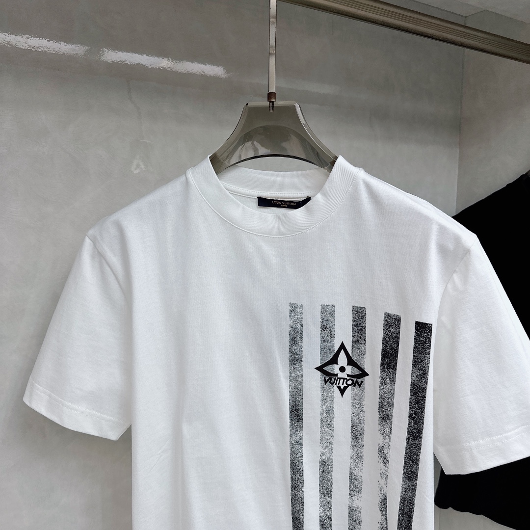  LV 2025ss春夏新款棉质圆领短袖T恤 胸前印花工艺 顶级丝光棉面料定制 标准版型
黑 白 两色 