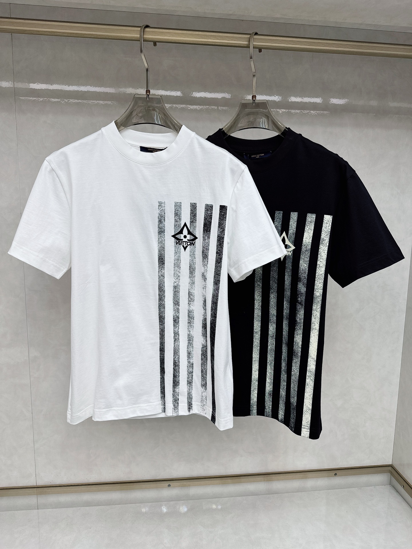  LV 2025ss春夏新款棉质圆领短袖T恤 胸前印花工艺 顶级丝光棉面料定制 标准版型
黑 白 两色 