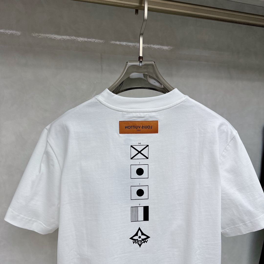  LV 2025ss春夏新款棉质圆领短袖T恤 胸前印花工艺 顶级丝光棉面料定制 标准版型
黑 白 两色 