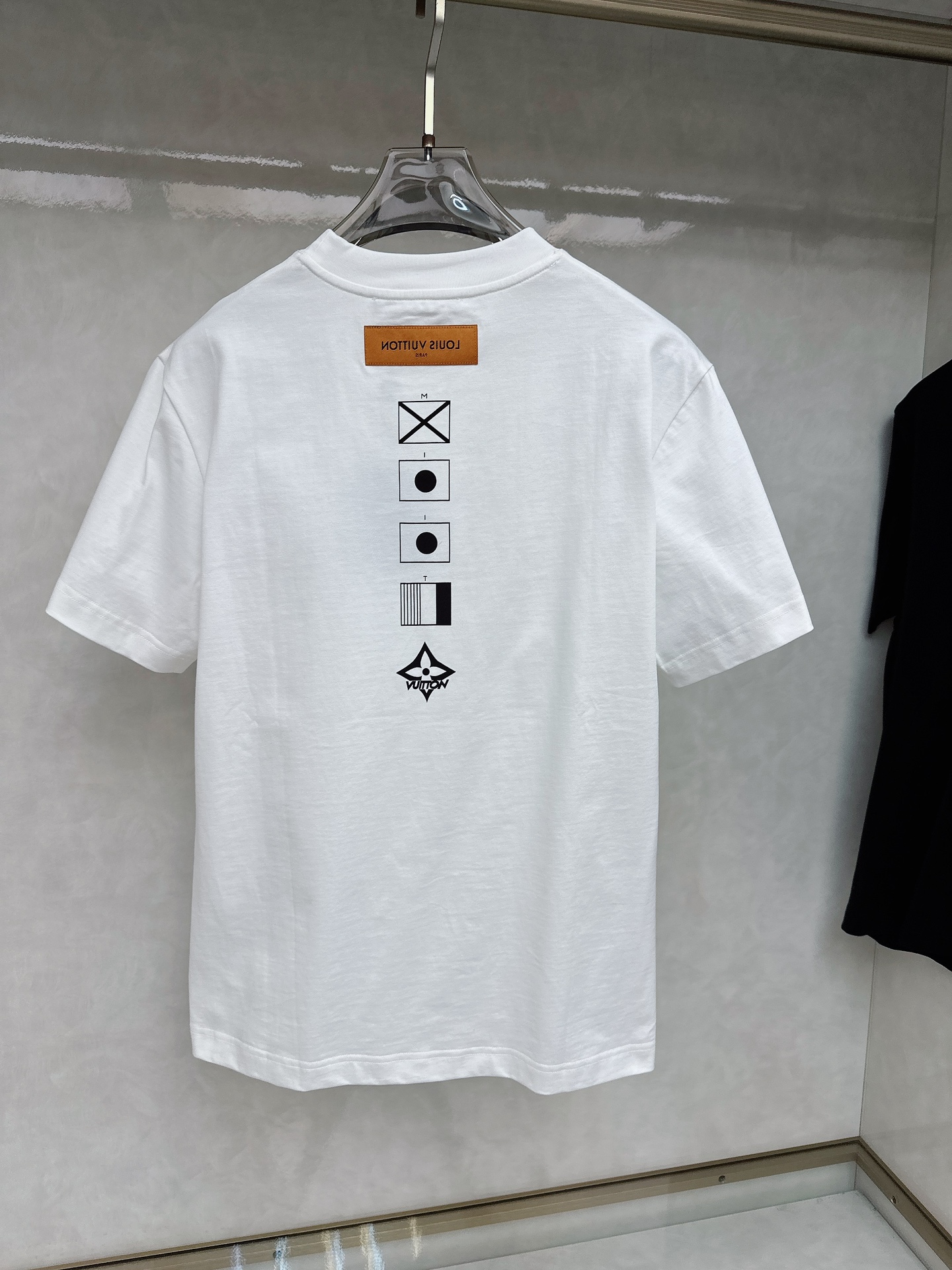  LV 2025ss春夏新款棉质圆领短袖T恤 胸前印花工艺 顶级丝光棉面料定制 标准版型
黑 白 两色 