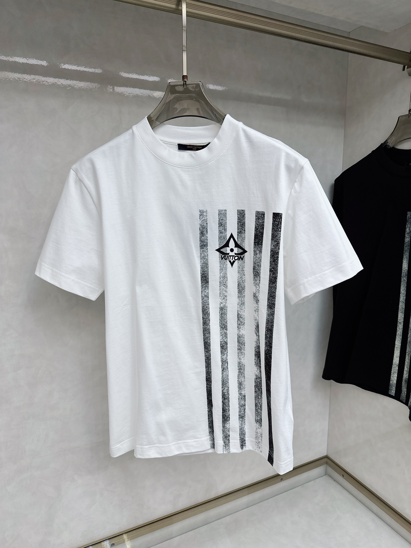  LV 2025ss春夏新款棉质圆领短袖T恤 胸前印花工艺 顶级丝光棉面料定制 标准版型
黑 白 两色 