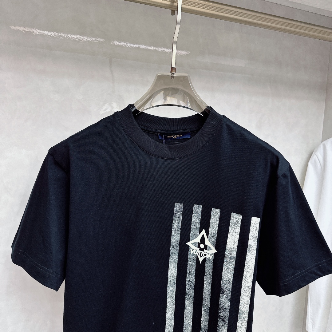  LV 2025ss春夏新款棉质圆领短袖T恤 胸前印花工艺 顶级丝光棉面料定制 标准版型
黑 白 两色 