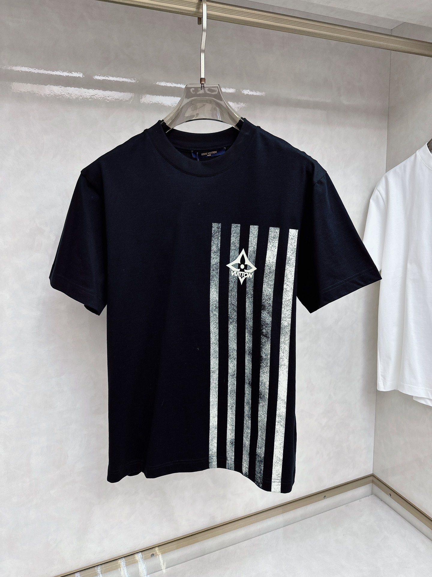  LV 2025ss春夏新款棉质圆领短袖T恤 胸前印花工艺 顶级丝光棉面料定制 标准版型
黑 白 两色 