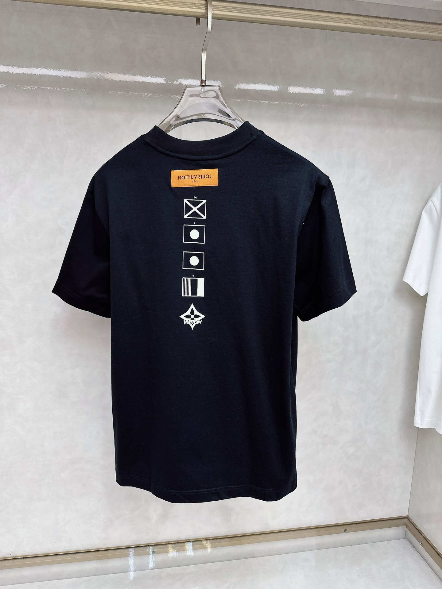  LV 2025ss春夏新款棉质圆领短袖T恤 胸前印花工艺 顶级丝光棉面料定制 标准版型
黑 白 两色 