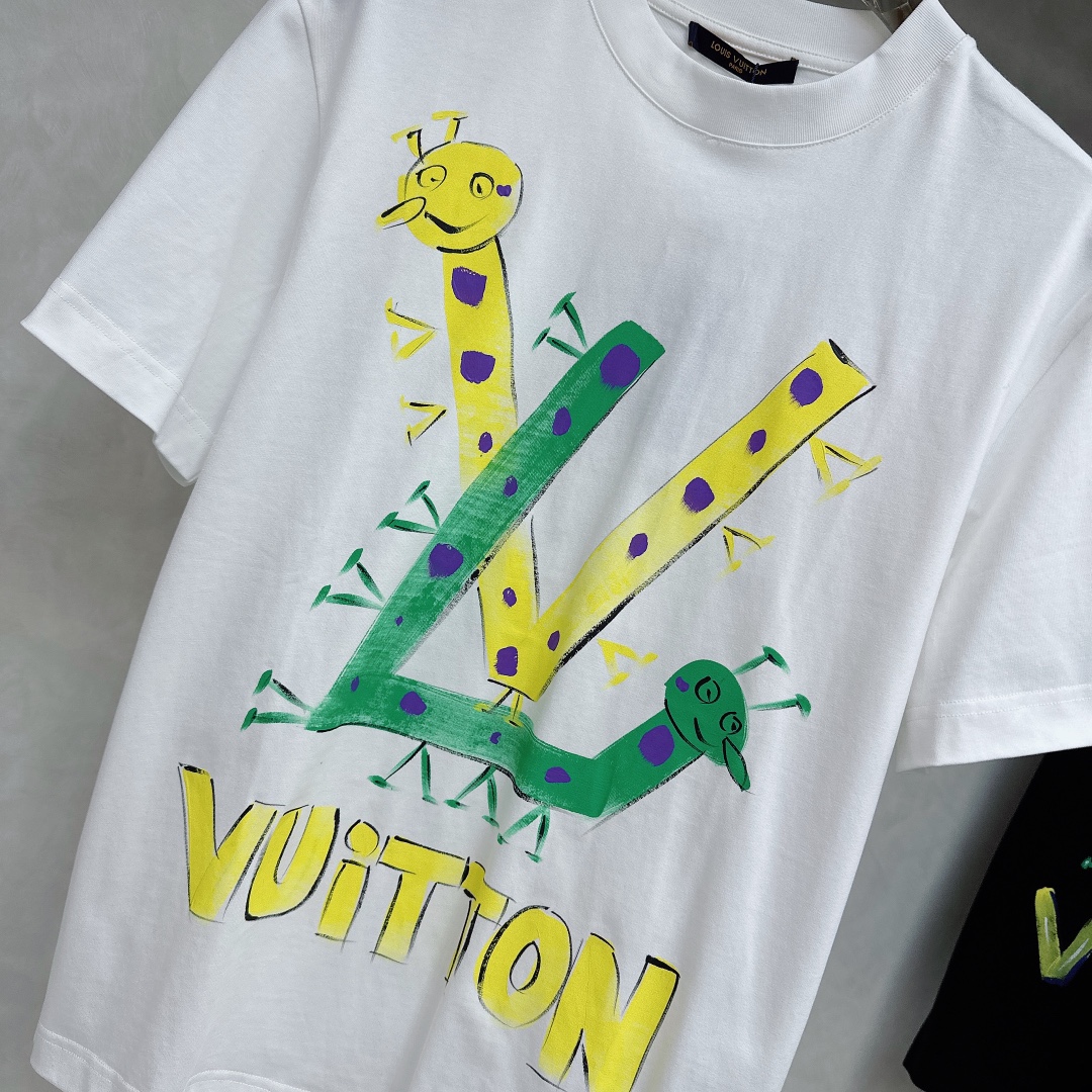  LV 2025ss春夏新款棉质圆领短袖T恤 胸前手绘涂鸦工艺 顶级丝光棉面料定制 标准版型
黑 白 两