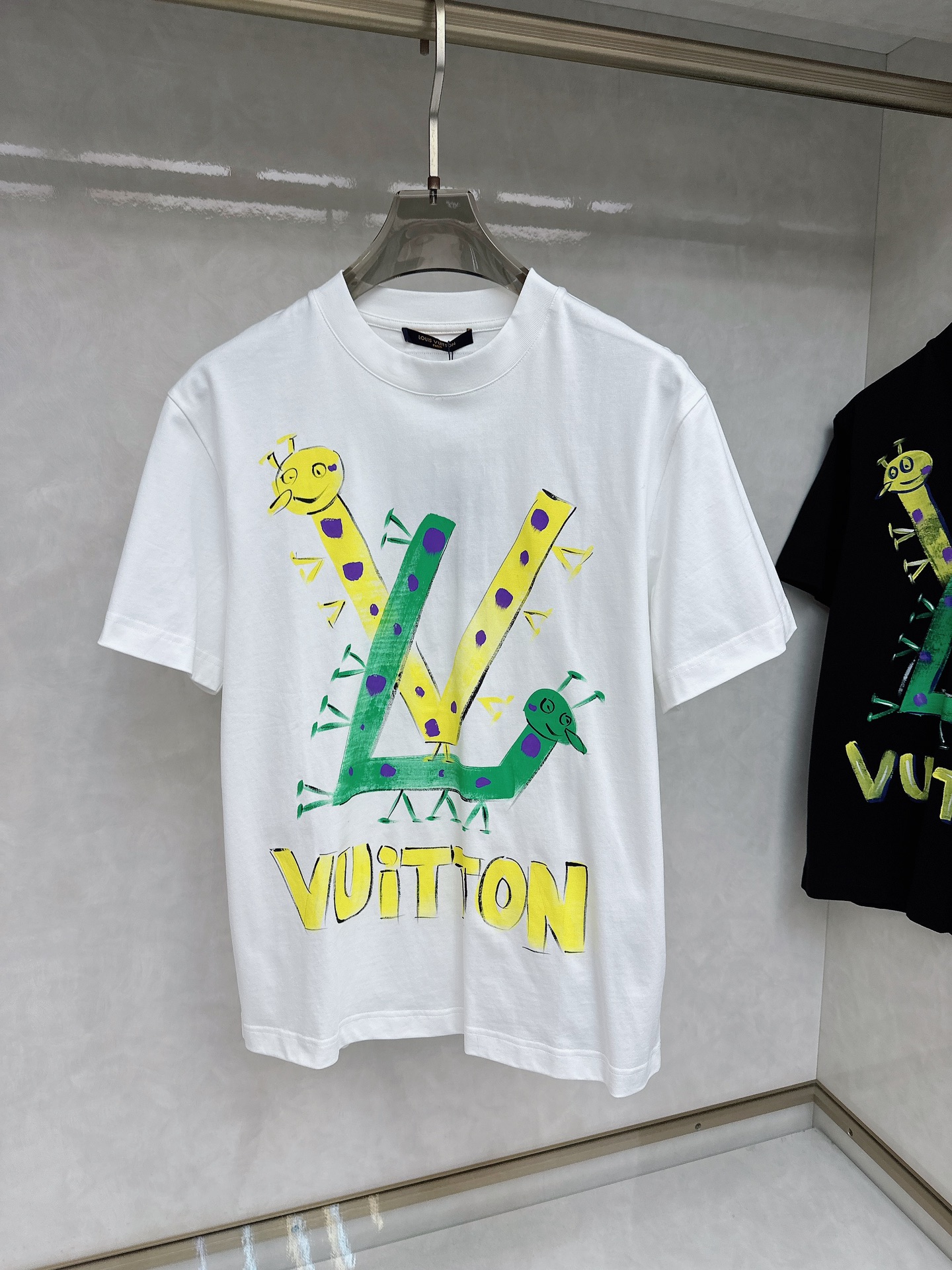  LV 2025ss春夏新款棉质圆领短袖T恤 胸前手绘涂鸦工艺 顶级丝光棉面料定制 标准版型
黑 白 两