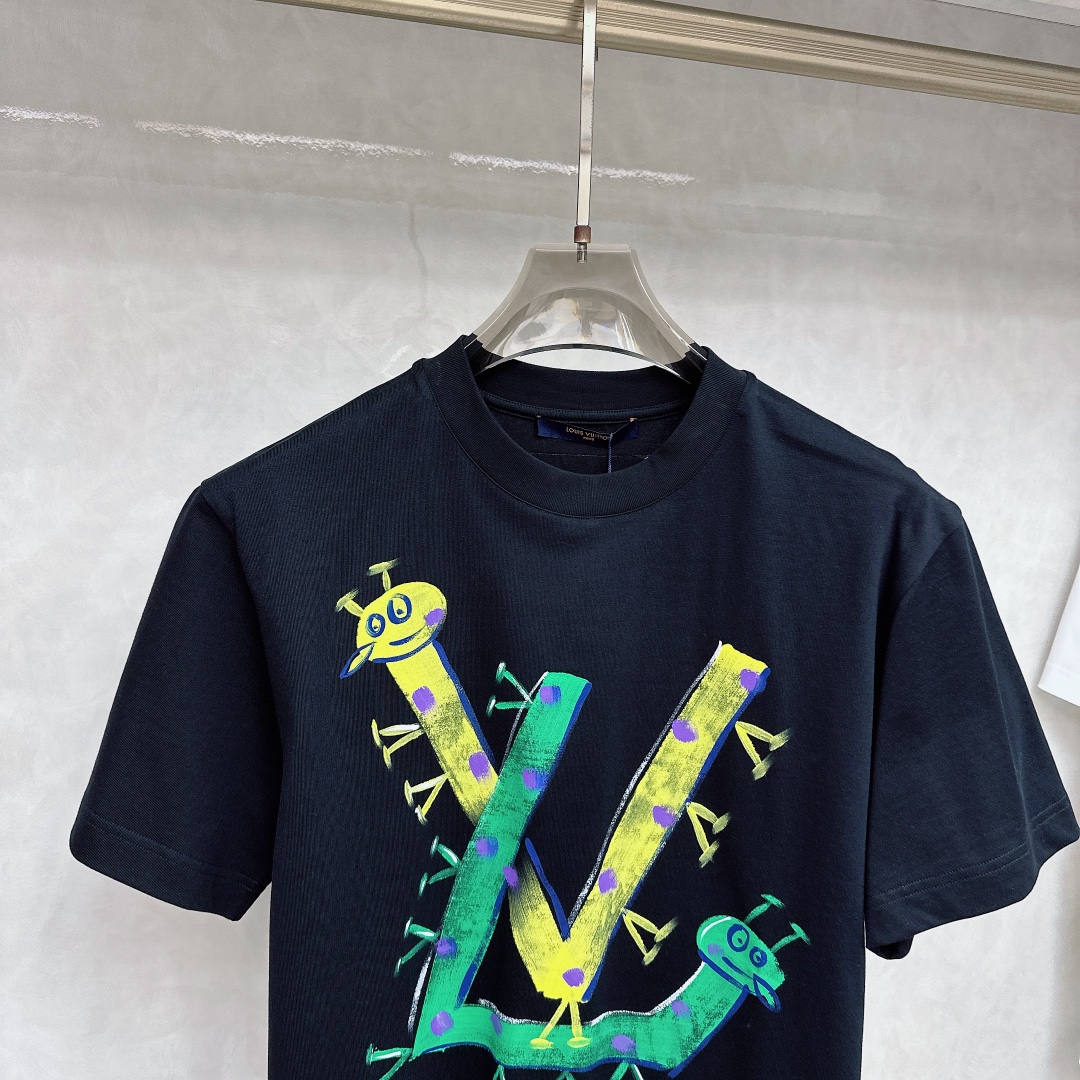  LV 2025ss春夏新款棉质圆领短袖T恤 胸前手绘涂鸦工艺 顶级丝光棉面料定制 标准版型
黑 白 两