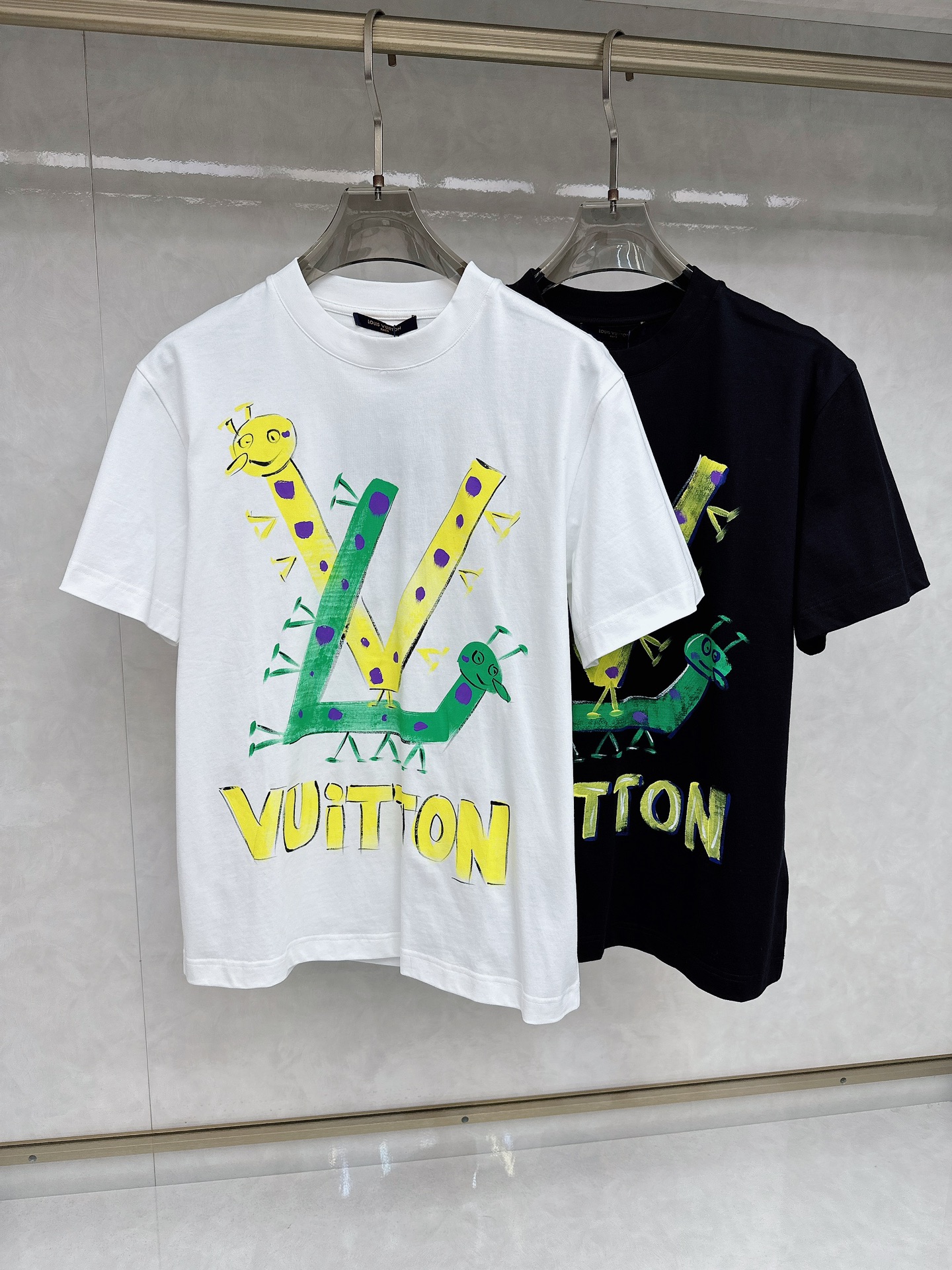 LV 2025ss春夏新款棉质圆领短袖T恤 胸前手绘涂鸦工艺 顶级丝光棉面料定制 标准版型
黑 白 两