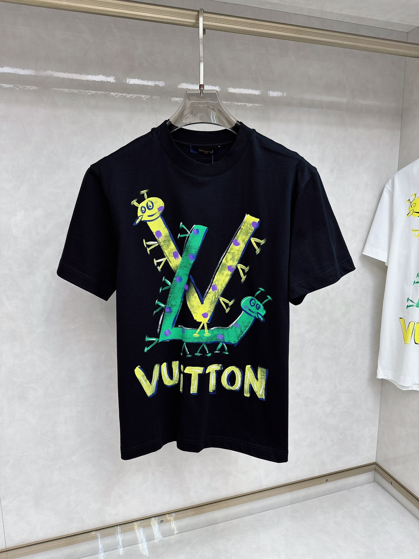  LV 2025ss春夏新款棉质圆领短袖T恤 胸前手绘涂鸦工艺 顶级丝光棉面料定制 标准版型
黑 白 两