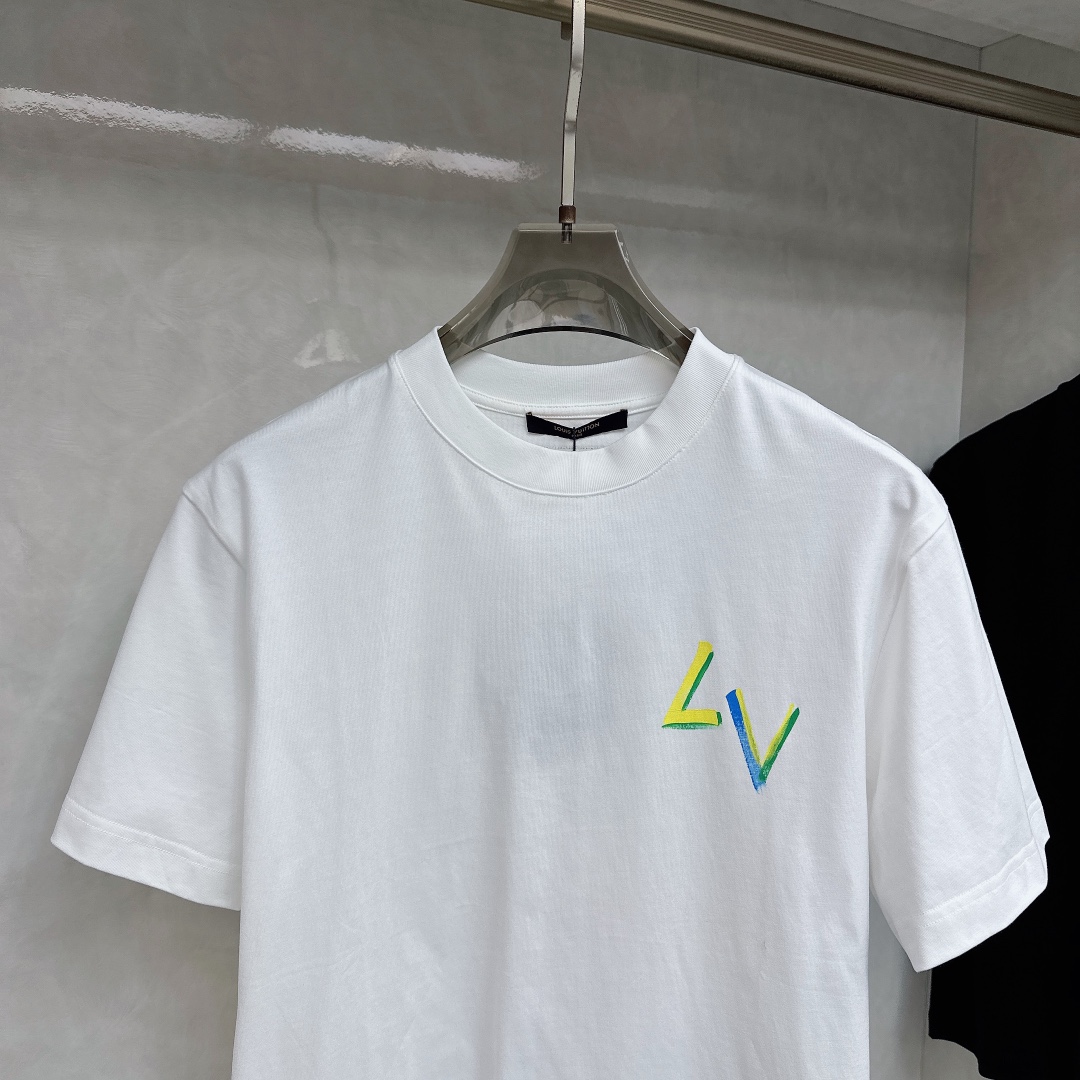  LV 2025ss春夏新款棉质圆领短袖T恤 胸前手绘涂鸦工艺 顶级丝光棉面料定制 标准版型
黑 白 两