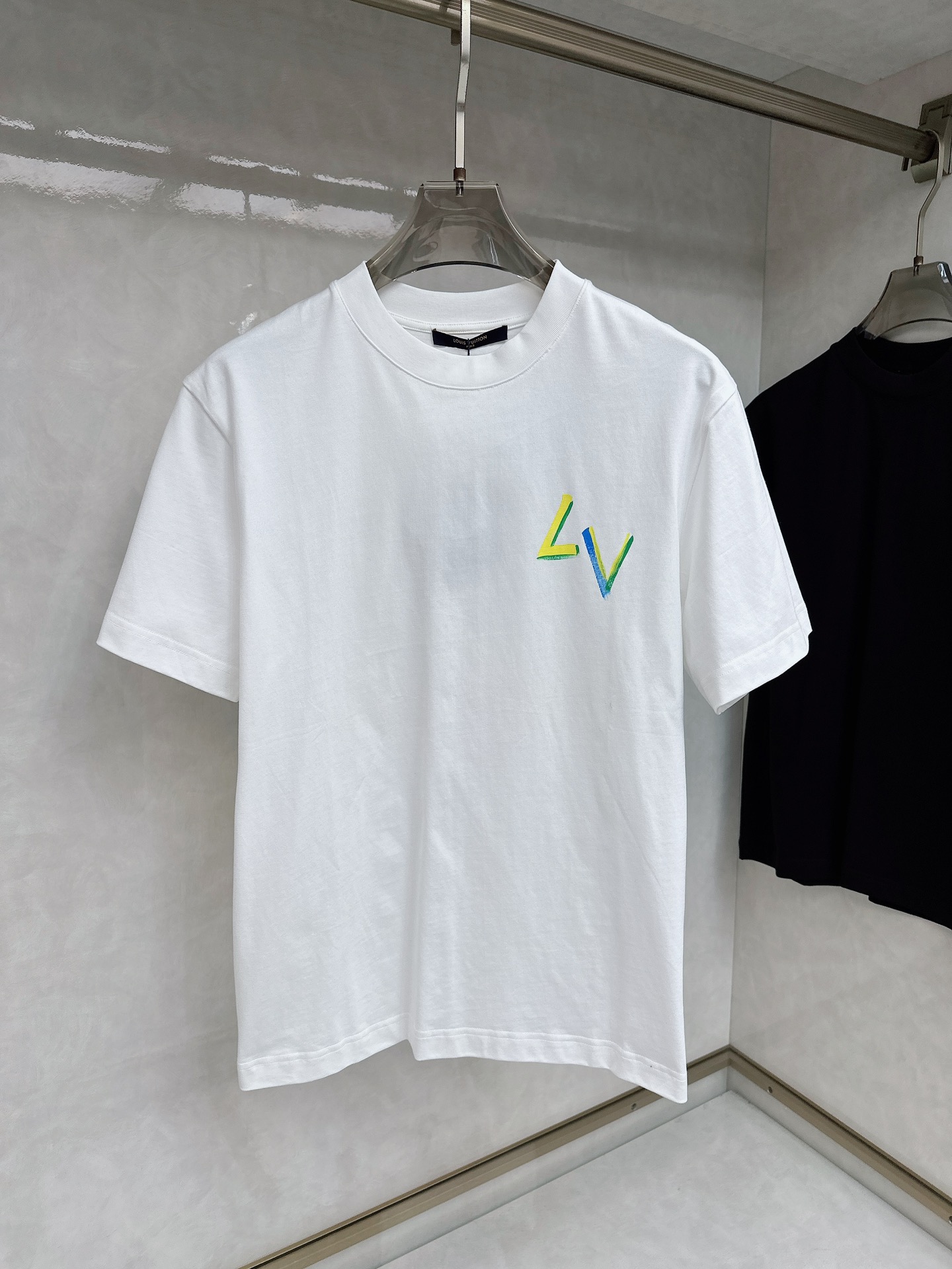  LV 2025ss春夏新款棉质圆领短袖T恤 胸前手绘涂鸦工艺 顶级丝光棉面料定制 标准版型
黑 白 两