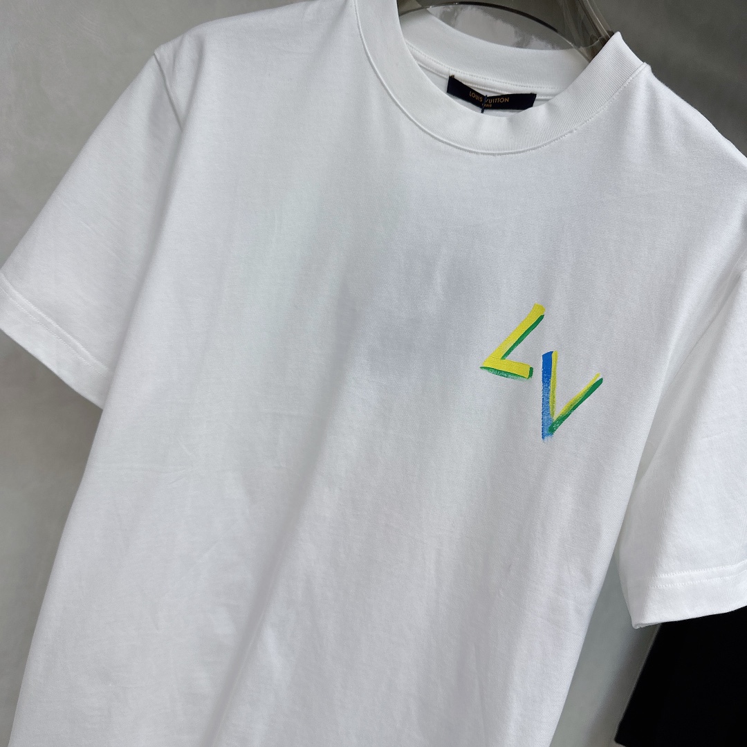  LV 2025ss春夏新款棉质圆领短袖T恤 胸前手绘涂鸦工艺 顶级丝光棉面料定制 标准版型
黑 白 两
