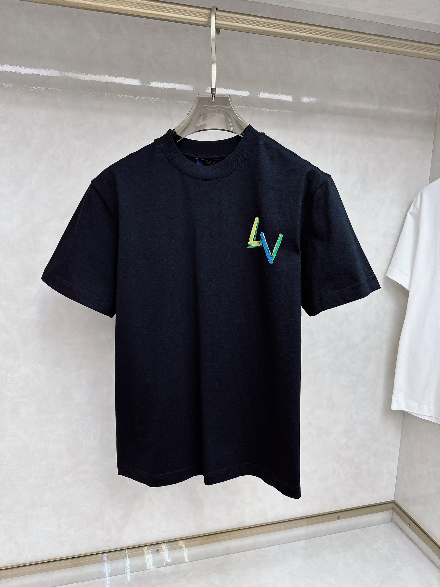  LV 2025ss春夏新款棉质圆领短袖T恤 胸前手绘涂鸦工艺 顶级丝光棉面料定制 标准版型
黑 白 两