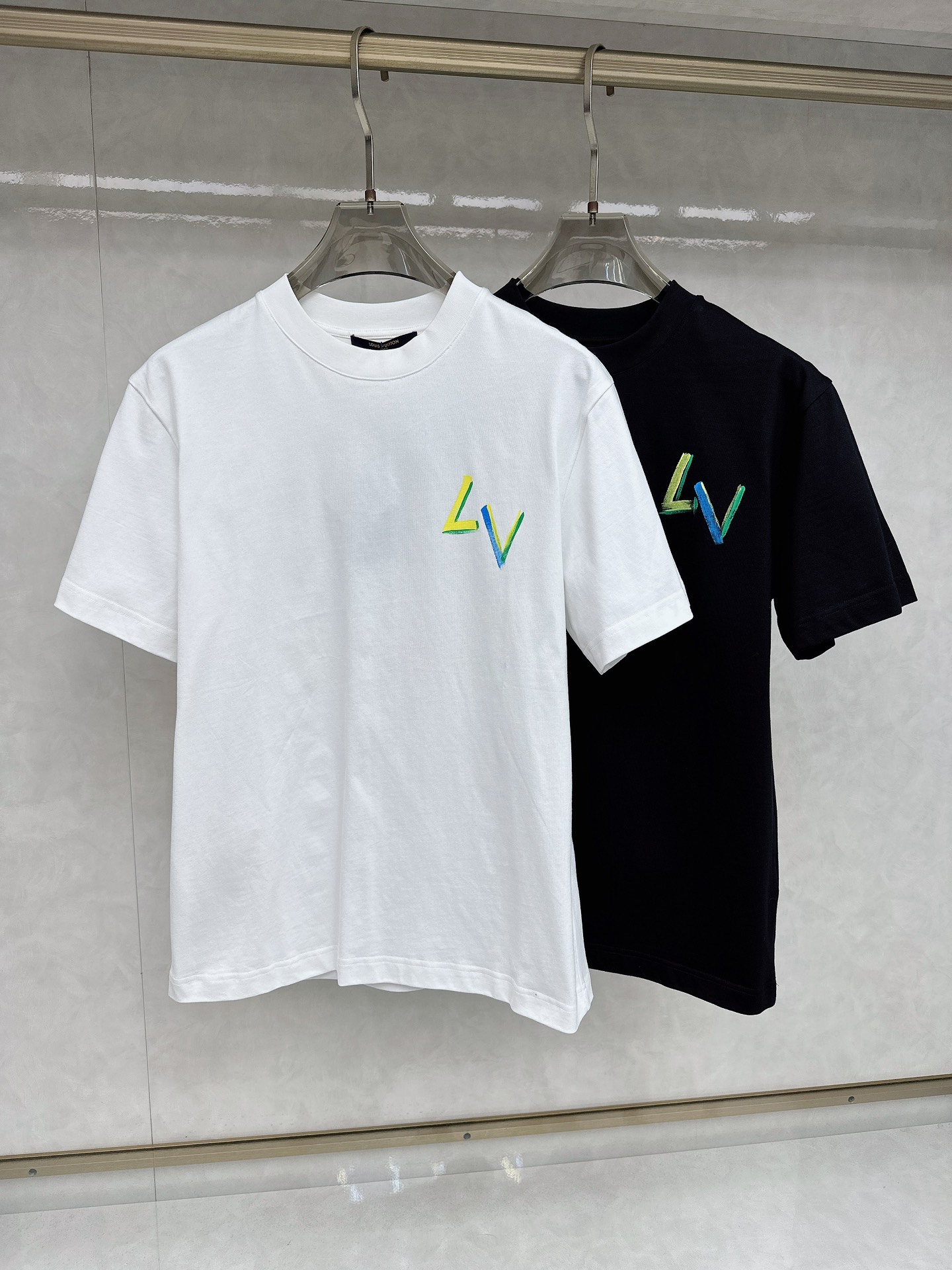  LV 2025ss春夏新款棉质圆领短袖T恤 胸前手绘涂鸦工艺 顶级丝光棉面料定制 标准版型
黑 白 两
