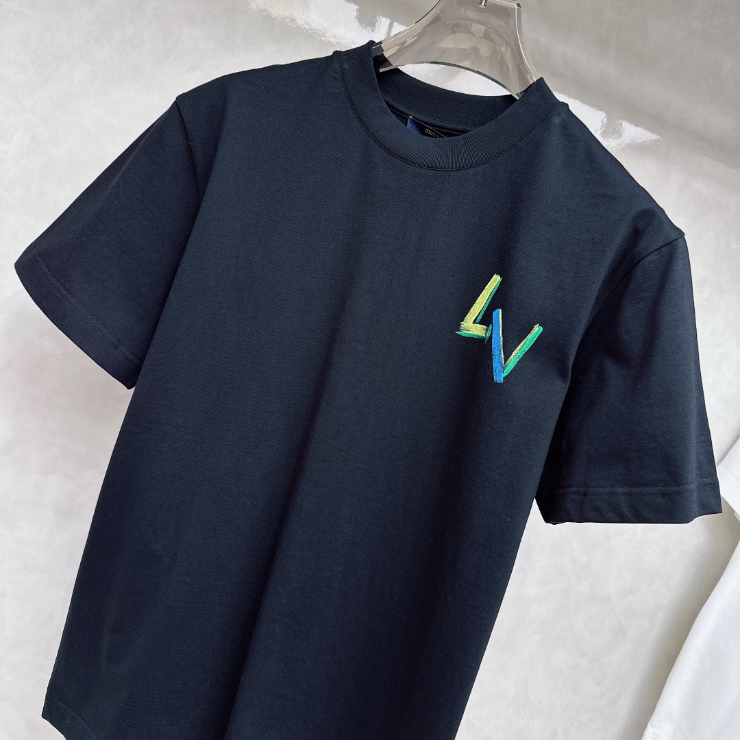  LV 2025ss春夏新款棉质圆领短袖T恤 胸前手绘涂鸦工艺 顶级丝光棉面料定制 标准版型
黑 白 两