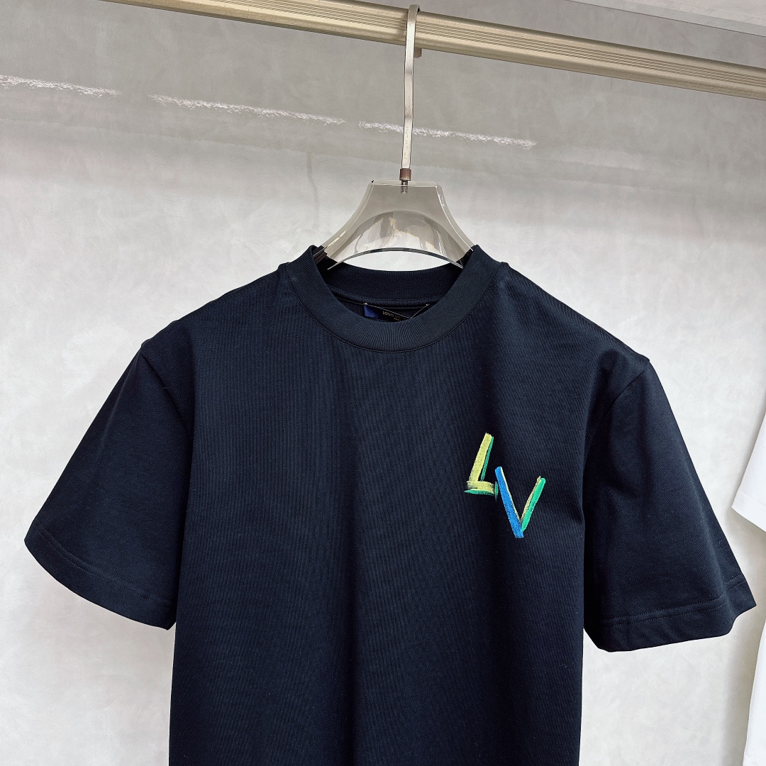  LV 2025ss春夏新款棉质圆领短袖T恤 胸前手绘涂鸦工艺 顶级丝光棉面料定制 标准版型
黑 白 两