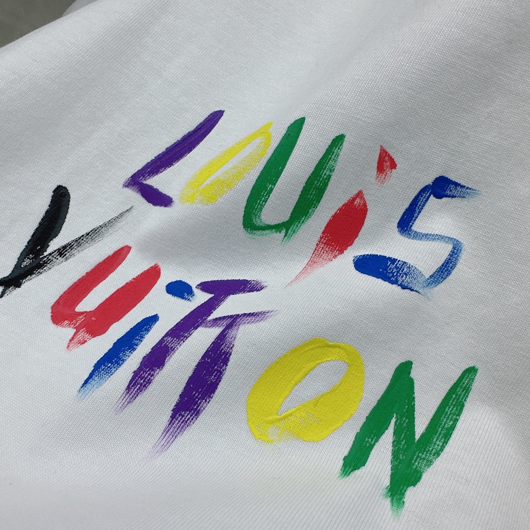  LV 🆕 2025ss春夏新款棉质圆领短袖T恤 胸前后背手绘涂鸦工艺 顶级丝光棉面料定制 标准版型
黑