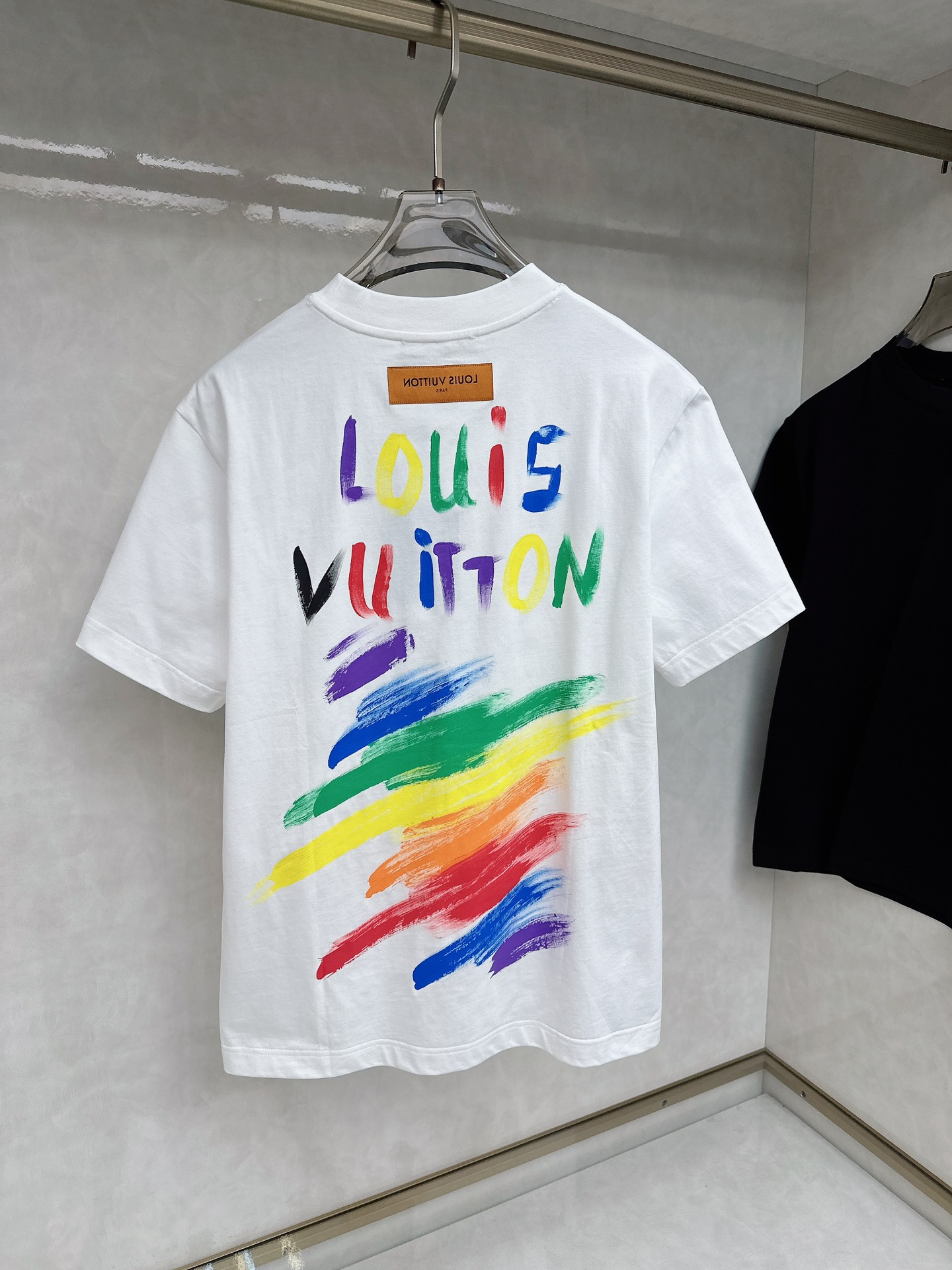  LV 🆕 2025ss春夏新款棉质圆领短袖T恤 胸前后背手绘涂鸦工艺 顶级丝光棉面料定制 标准版型
黑
