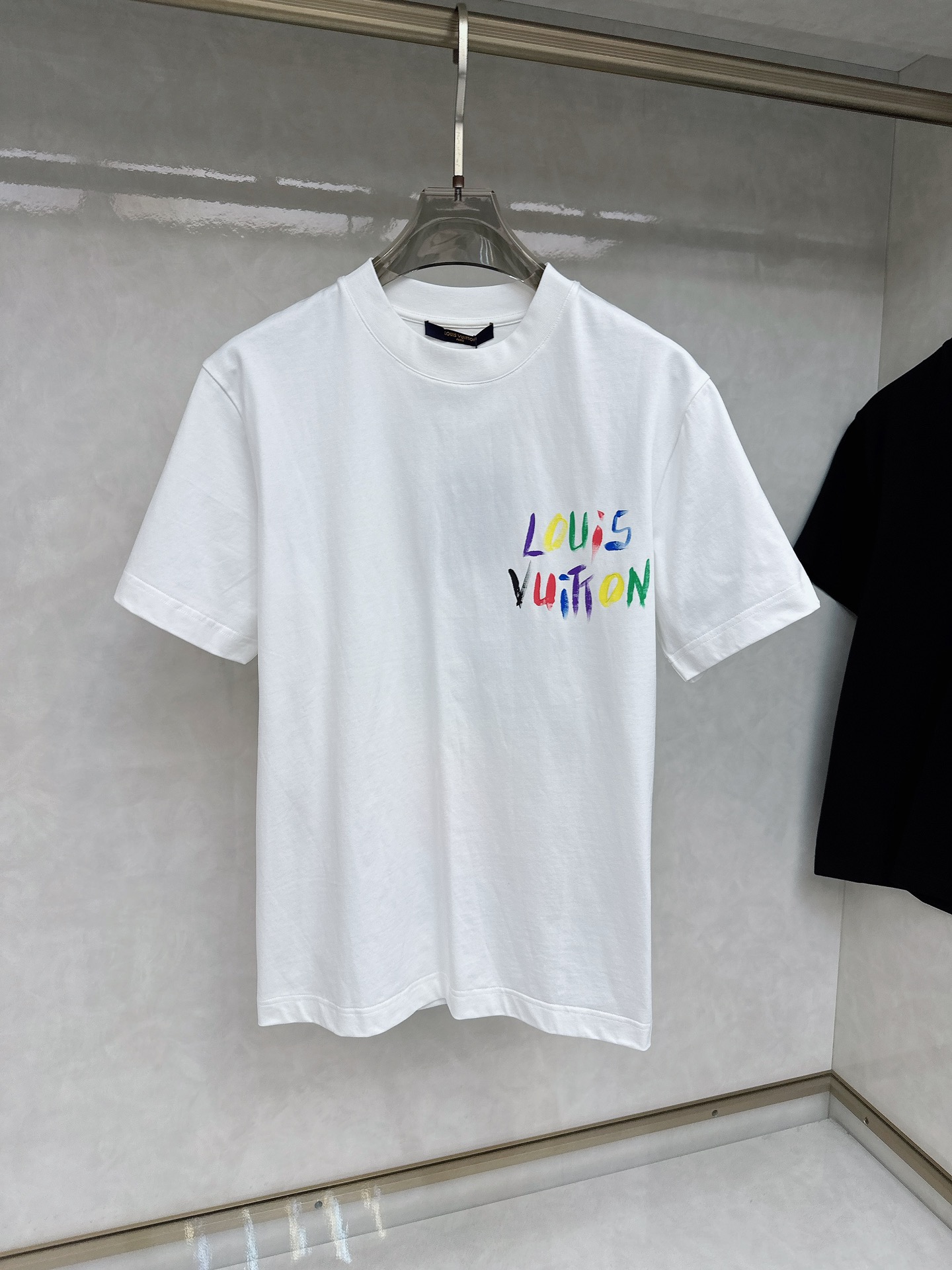  LV 🆕 2025ss春夏新款棉质圆领短袖T恤 胸前后背手绘涂鸦工艺 顶级丝光棉面料定制 标准版型
黑