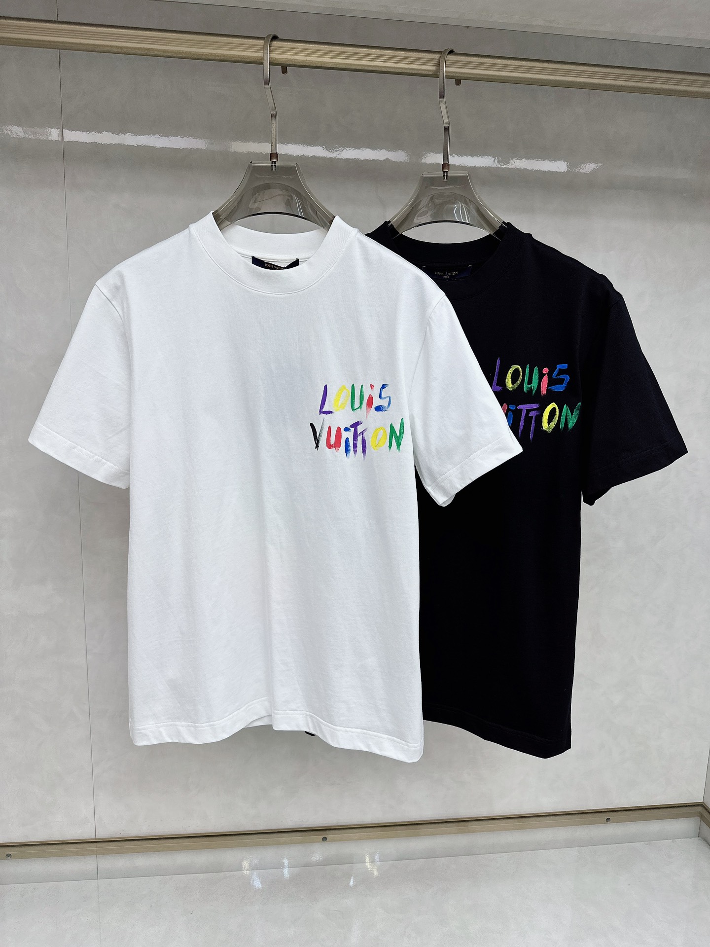  LV 🆕 2025ss春夏新款棉质圆领短袖T恤 胸前后背手绘涂鸦工艺 顶级丝光棉面料定制 标准版型
黑