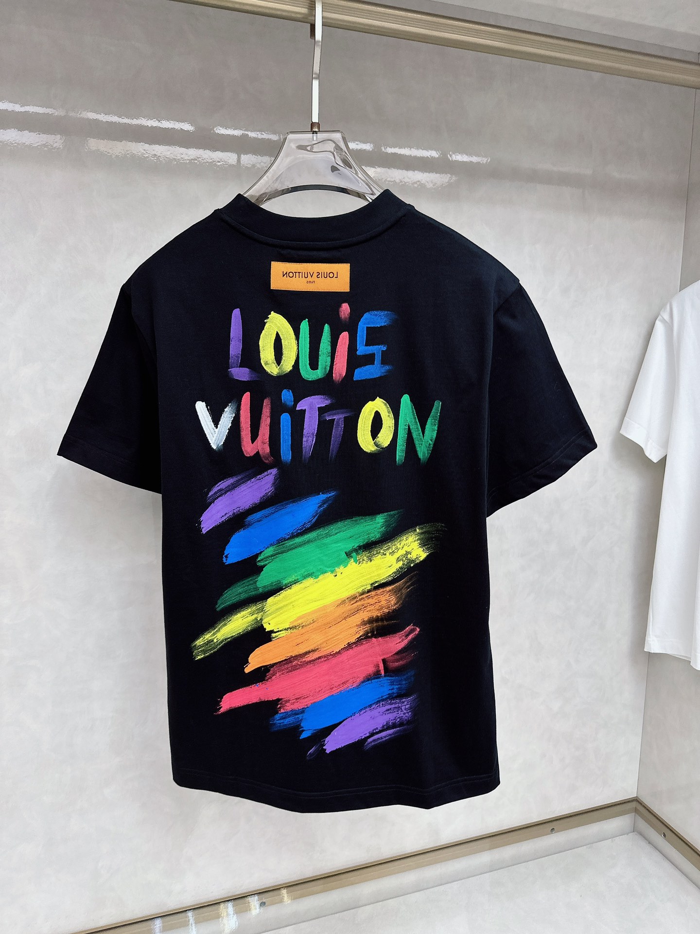  LV 🆕 2025ss春夏新款棉质圆领短袖T恤 胸前后背手绘涂鸦工艺 顶级丝光棉面料定制 标准版型
黑