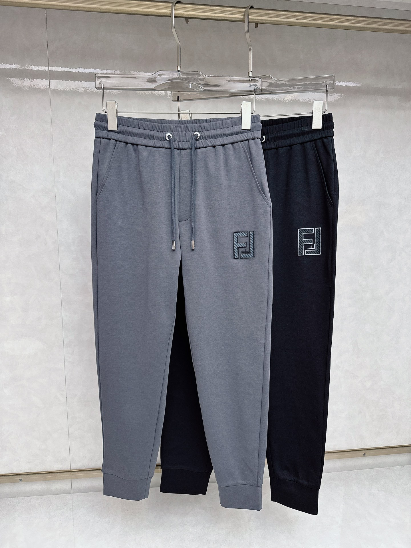 NO:125346,Fendi 2025 early spring new casual pants, released simultaneously on the official website, trouser body craft design, imported customer-supplied auxiliary materials, fabric customization, and OEM products are free of inspection!  Every detail is the ultimate, the original hardware accessories are trendy and stylish, and they are a must-have item for trendy people!  M-3XL D, fendi,alexander wang19860909芬迪 2025早春新品休闲裤,官网同步发售,裤身工艺设计,进口客供辅料、面料定制,代工厂出品免检！每个细节做到极致,原版五金配件,潮范十足、上身有型帅气,潮人必备单品！M-3XL D,,fendi,alexander wang,Men's clothing