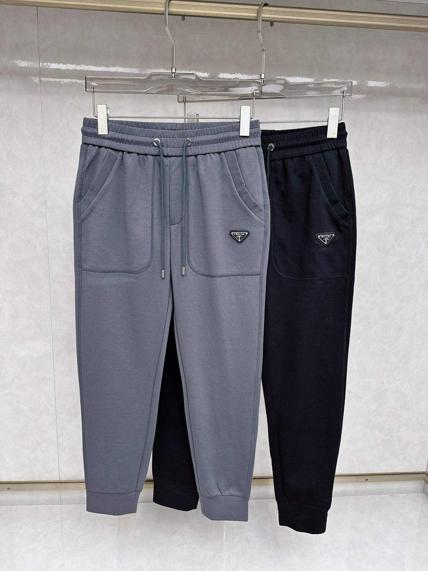 NO:125348,Prada 2025 early spring new casual pants are released simultaneously on the official website, trouser body craft design, imported customer-supplied auxiliary materials, fabric customization, and OEM products are free of inspection!  Every detail is the ultimate, the original hardware accessories are trendy and stylish, and they are a must-have item for trendy people!  M-3XL D, prada,alexander wang19860909普拉达 2025早春新品休闲裤,官网同步发售,裤身工艺设计,进口客供辅料、面料定制,代工厂出品免检！每个细节做到极致,原版五金配件,潮范十足、上身有型帅气,潮人必备单品！M-3XL D,,prada,alexander wang,Men's clothing