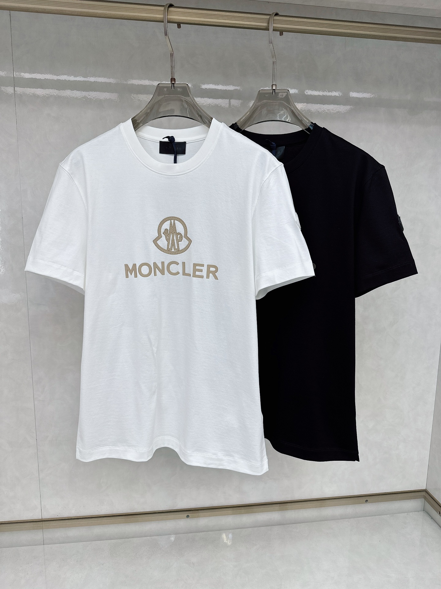 NO:117057,The latest pure cotton material of the 32ss Mengjia Pure Cotton is soft and comfortable to wear on the body, skin-friendly and breathable. The whole style perfectly follows the family tone. The classic brand logo of the hood on the chest is based on environmental protection. It uses plant fibers to make classic crafts and hot paintings perfectly. In terms of color, there are two options: classic and versatile black and fresh white. Black looks slim and versatile, while white looks clean and neat. The upper body style design is superb!  It can well modify the body and easily have a good figure. And it has a high comfort level!  Whether it is daily outfits or participating in various occasions, you can easily hold it.,Christian louboutin,Moncler,alexander wang19860909蒙口 MONCLER2025ss黑标系列32ss蒙家纯棉最新纯棉材质穿在身上柔软舒适,亲肤透气 .整个画风完美沿袭了族基调,胸前蒙口经典品牌标识以环保为理念,用植物纤维做经典工艺烫画完美呈现,颜色方面,有经典百搭的黑色和清新脱俗的白色两种选择.黑色显瘦又百搭,白色则显得干净利落.上身版型设计超赞！能很好地修饰身材,轻松拥有好身材.而且它的舒适度很高！无论是日常穿搭还是参加各种场合,都能轻松hold住.,,christian louboutin,Moncler,alexander wang,Men's clothing