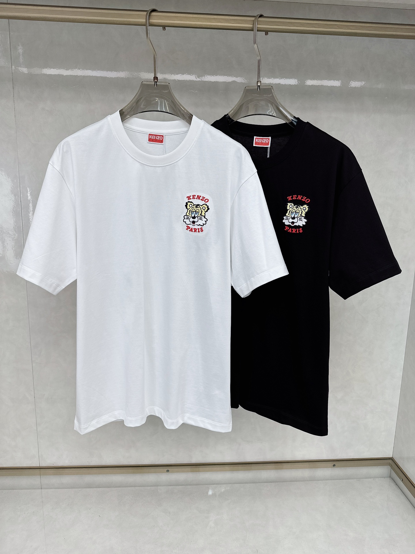 NO:117059,Kenzo25SS summer new style is designed by Nigo himself. It is romantic and elegant in daily leisure. Classic elements are made into new ways. It changes Kenzo's previous fierce tiger head image and evolves into a lazy and cute little tiger, which is very suitable for a comfortable life. The cotton and ammonia blended fabric is skin-friendly and soft and textured, and the upper body is breathable and comfortable!  More classy than ordinary cotton materials, high quality, traditional foot-picking craftsmanship at the cuffs and feet, and extraordinary craftsmanship. The classic straight-tube style, no longer has any fancy mystery in the tailoring design, it only suits all body shapes with simple and integrated shapes, pure and elegant, the body is based on solid color, and the tiger head embroidery logo on the chest is three-dimensional, the embroidery is delicate and full, very small and fresh, simple and beautiful, and the workmanship is super nic. The threaded knitted neckline is comfortable and comfortable, and it is not easy to deform after wearing it for a long time. It is very good to wear it alone. Color: black and white, classic two colors. Number of 48-56, alexander wang19860909Kenzo25SS夏新款 来自Nigo亲自操刀设计老虎系列,浪漫优雅于日常休闲中,经典元素玩出新花样,一改Kenzo以往的凶狠虎头形象,演变成为慵懒可爱的小老虎,非常符合惬意的生活状态,棉氨混纺面料亲肤柔软有质感,上身透气舒适！比普通棉料更显档次,品质高低立现,袖口脚口处传统的挑脚工艺,工艺不凡.经典直筒版型,剪裁设计上不再带有任何花哨的玄机,只以简约、合体的造型适合各种身材,纯正大方,衣身基础纯色打底,胸前虎头刺绣logo 立体感足,刺绣精细饱满,非常小清新 简约好看,做工超级超级nic.螺纹针织领口,服帖舒适,久穿也不容易变形,单穿,做打底都很不错. 颜色:黑色、白色,经典两色 码数48-56,,alexander wang,Men's clothing