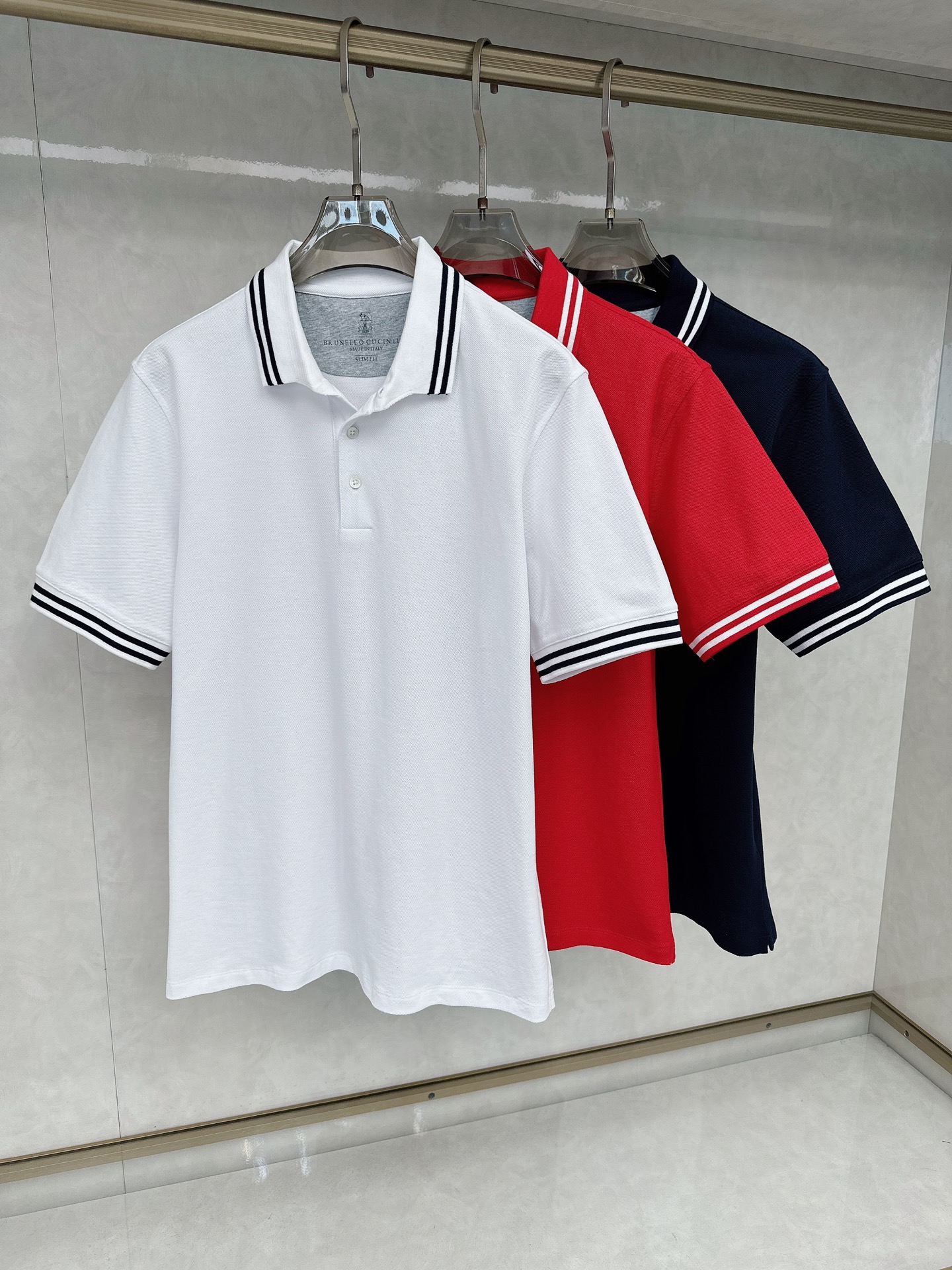 NO:127356,BC【Brunello Cucinelli】 2025ss Spring and Summer Business High-end ~ Summer versatile striped collar bead floor cotton POLO shirt Italian old money style line, men's summer BI basic items Summer clothes polo shirt, lapel POLO!  The delicate and light honeycomb pattern fabric is compared with the special neckline design and the rib knitted short sleeves. The unique details show the low-key and connotative style. The clothes are close to the chest, shoulders and slimming style, which makes them more elegant in comfort!  Color dark blue - red - white Size S-2XL, brunello cucinelli, T-shirt, alexander wang19860909BC【Brunello Cucinelli】 2025ss春夏商务高端~夏日百搭条纹领珠地棉POLO衫意大利老钱风列,男士夏日BI备基础单品 夏装的马球衫,翻领POLO！细腻轻盈的蜂巢纹面料与特殊的领口设计 ,以及短袖口的罗纹针织打造对比,独到的细节之处彰显低调有内涵的风格,衣服的贴身胸、肩部以及瘦身版型设计,舒适中更显优雅型格！ 颜色深蓝色-红色-白色 尺码S-2XL,,brunello cucinelli,T-shirt,alexander wang,Men's clothing