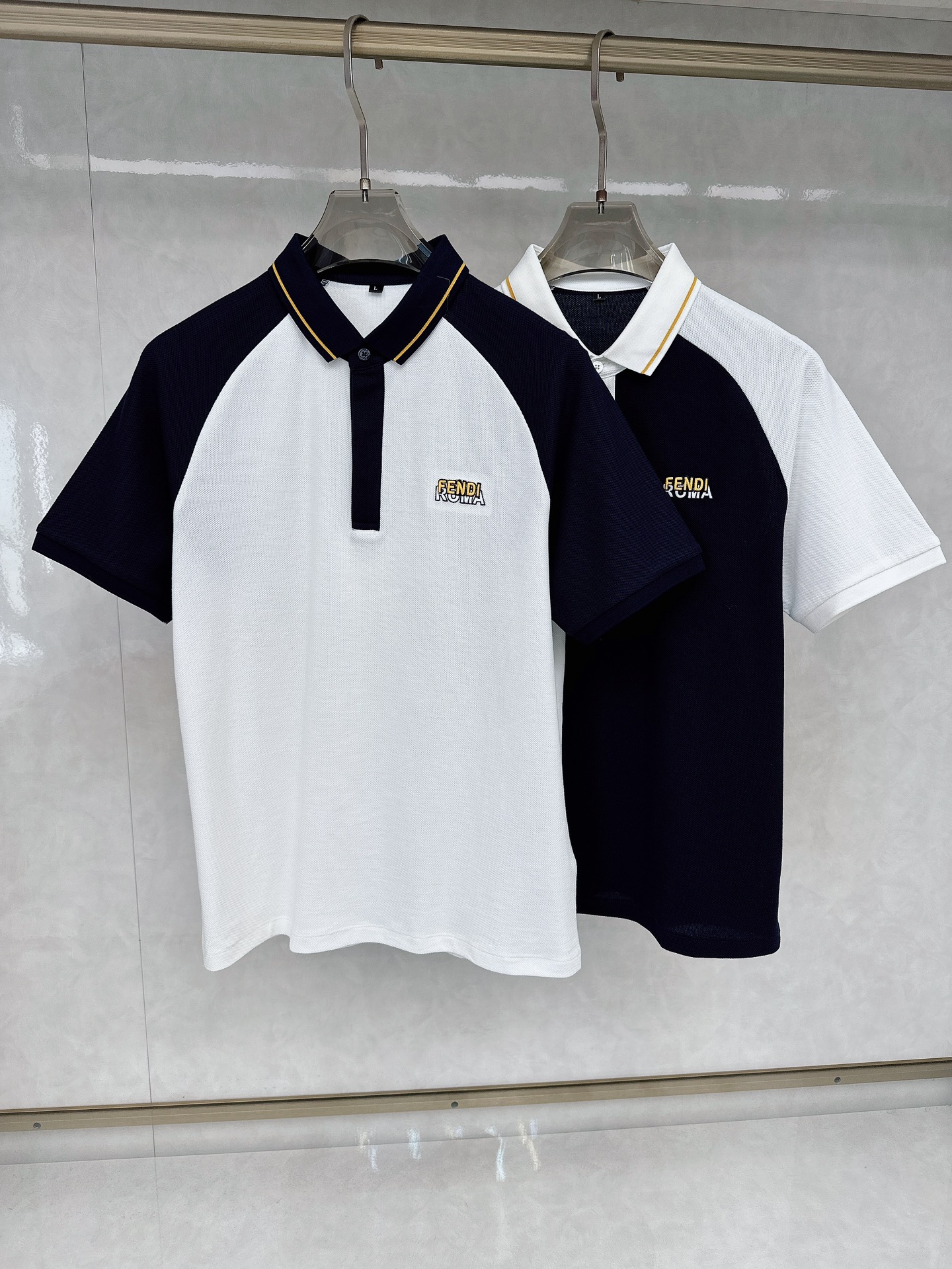 NO:127357,Fendi 2025ss Spring and Summer New Products are on sale!  Men's spring and summer lapel polo short sleeves, this model is customized with top-quality hexagonal bead floor cotton fabric, with breathable and comfortable design elements very beautiful, brand logo seiko embroidery, the best POLO of the year is equipped with high-end bead floor mercerized material, which ensures amazing comfort and breathability, and also ensures a good style and natural drooping. The details in each part are quite exquisite and outstanding, and the upper body is atmospheric and simple and not vulgar. Fashionable and versatile single product!  Code number M-3XL color white-blue, fendi, T-shirt, alexander wang19860909芬迪 2025ss春夏新品发售！男士春夏季翻领polo短袖,此款为订制顶级六角珠地棉面料,透气舒适设计元素非常好看,品牌标识精工刺绣,年度最佳POLO 配置了高端的珠地丝光材质打造,保证了惊人的舒适性跟透气性以外,更是保证了良好的版型跟自然的垂感,每一处的细节都是相当的精致跟不俗,上身大气简约又不俗气.时尚百搭单品！ 码数M-3XL 颜色白色-兰色,,fendi,T-shirt,alexander wang,Men's clothing