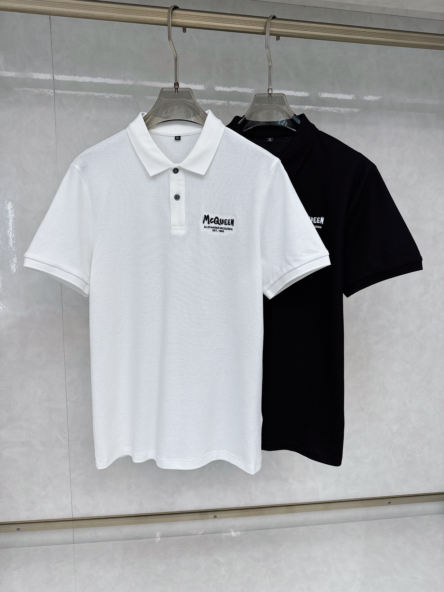 NO:127359,【McQueen】McQueen 2025ss Spring and Summer New Products are on sale!  Men's spring and summer lapel polo short sleeves, this model is customized with top-grade hexagonal bead floor cotton fabric, with breathable and comfortable design elements very beautiful. The best POLO of the year is equipped with high-end bead floor mercerized material, which ensures amazing comfort and breathability, and also ensures a good style and natural drooping feeling. The details in each part are quite exquisite and outstanding, and the upper body is atmospheric and simple and not vulgar. Fashionable and versatile single product!  Code number M-3XL color white-black, alexander mcqueen,T-shirt,alexander wang19860909【McQueen】麦昆 2025ss春夏新品发售！男士春夏季翻领polo短袖,此款为订制顶级六角珠地棉面料,透气舒适设计元素非常好看,年度最佳POLO 配置了高端的珠地丝光材质打造,保证了惊人的舒适性跟透气性以外,更是保证了良好的版型跟自然的垂感,每一处的细节都是相当的精致跟不俗,上身大气简约又不俗气.时尚百搭单品！ 码数M-3XL 颜色白色-黑色,,alexander mcqueen,T-shirt,alexander wang,Men's clothing