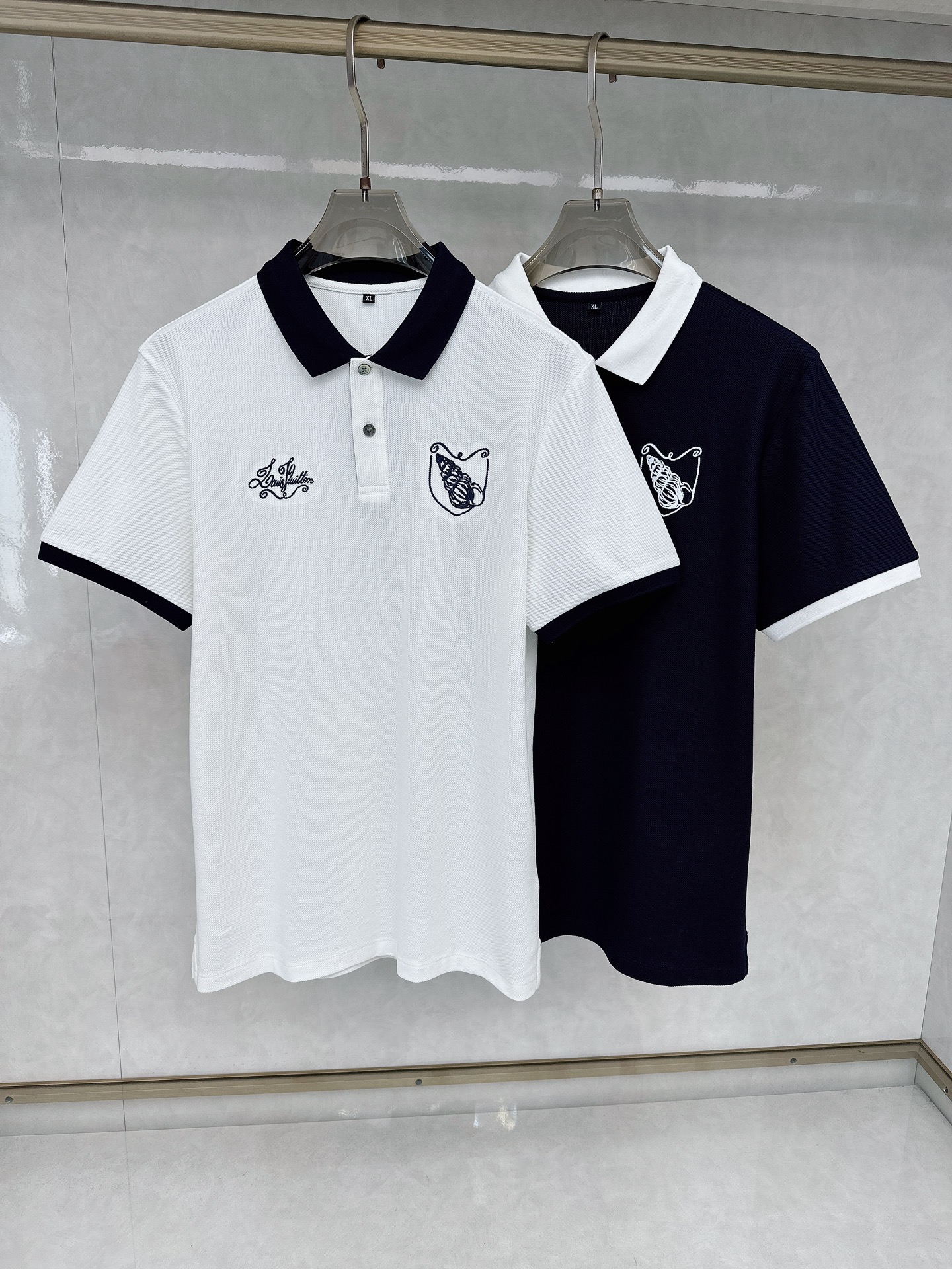 NO:127361,LV 2025ss Spring and Summer new style, official website Spring and Summer new style men's short-sleeved lapel Polo shirt, high-end customized imported mercerated bead floor cotton fabric, comfortable to wear, silky and breathable, tight embroidery on the chest logo pattern, high-end shell buttons, versatile business casual style, allowing you to perfectly combine fashion, leisure and business!  A must-have item for trendy men, handsome top body!  Color blue-white Number M-3XL, louis vuitton, T-shirt, alexander wang19860909LV 2025ss春夏新款,官网春夏新款男士短袖翻领Polo衫,高端定制进口丝光珠地棉面料 穿着舒适、丝滑透气 、 胸前logo图案紧致刺绣、 采用高端贝壳纽扣、百搭商务休闲款 让您时尚休闲与商务完美结合！潮男必备单品 上身帅爆！ 颜色兰色-白色 码数M-3XL,,louis vuitton,T-shirt,alexander wang,Men's clothing