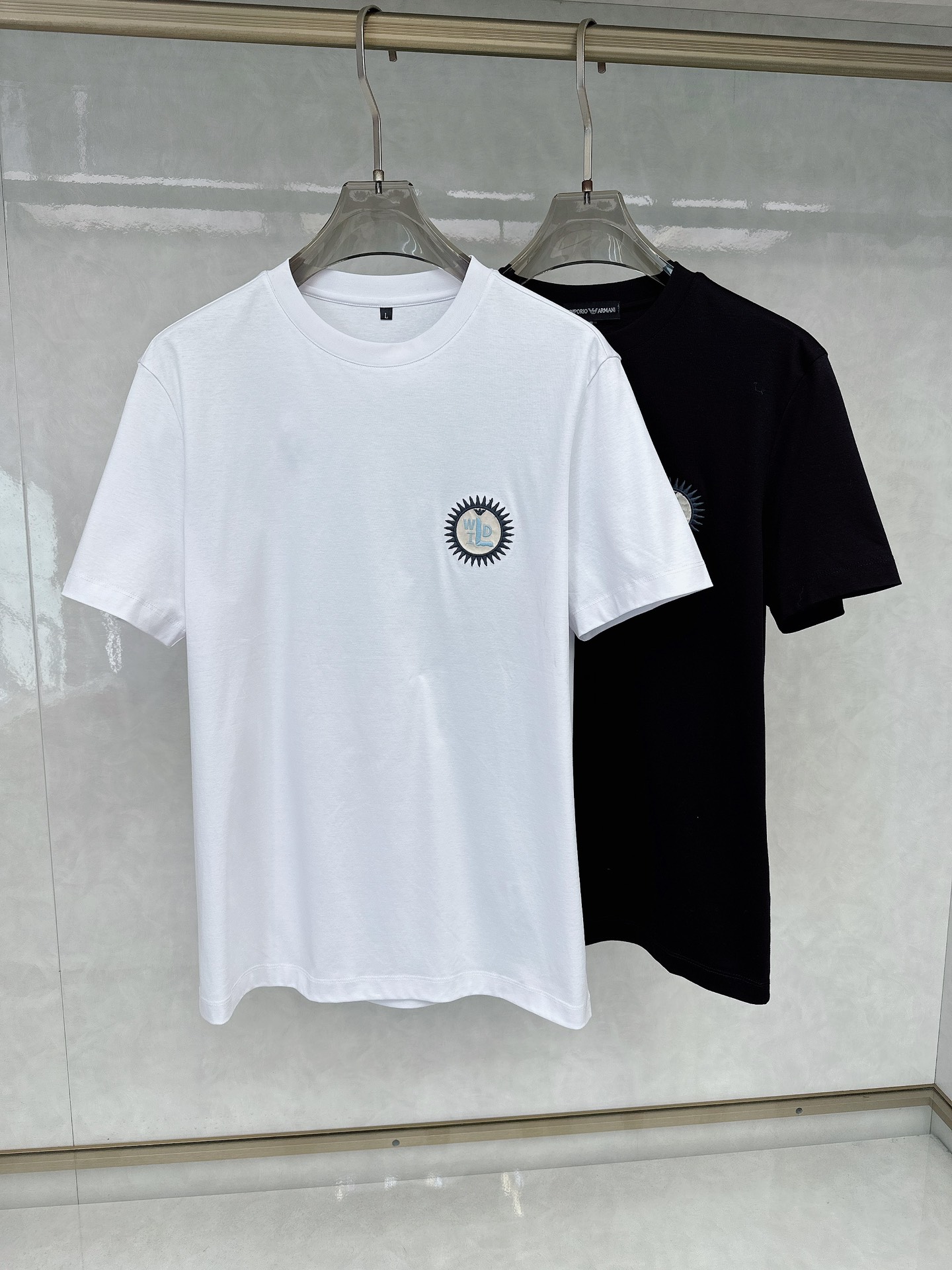 NO:127363,Armani Spring and summer new HK counters are available in the same style as the same as the new round neck short-sleeved T-shirt. It uses imported custom double-sided mulberry silk cotton fabric, and the brand embroidered logo pattern on the chest highlights the brand characteristics, the feel is soft, comfortable and breathable, fashionable and trendy, and the details are consistent with the ZP. It is a must-have item for men!  Code number M-3XL color white-black, Armani, T-shirt,tees, t-shirt,alexander wang19860909阿玛尼 春夏新款HK专柜同款同步上新圆领短袖T恤.采用进口定制双面桑蚕丝光棉面料,胸前品牌刺绣Logo标志图案彰显品牌特征,手感柔软舒适透气,时尚潮流,细节与ZP一致,男士必备单品！ 码数M-3XL 颜色白色-黑色,,armani,T-shirt,tees，t-shirt,alexander wang,Men's clothing